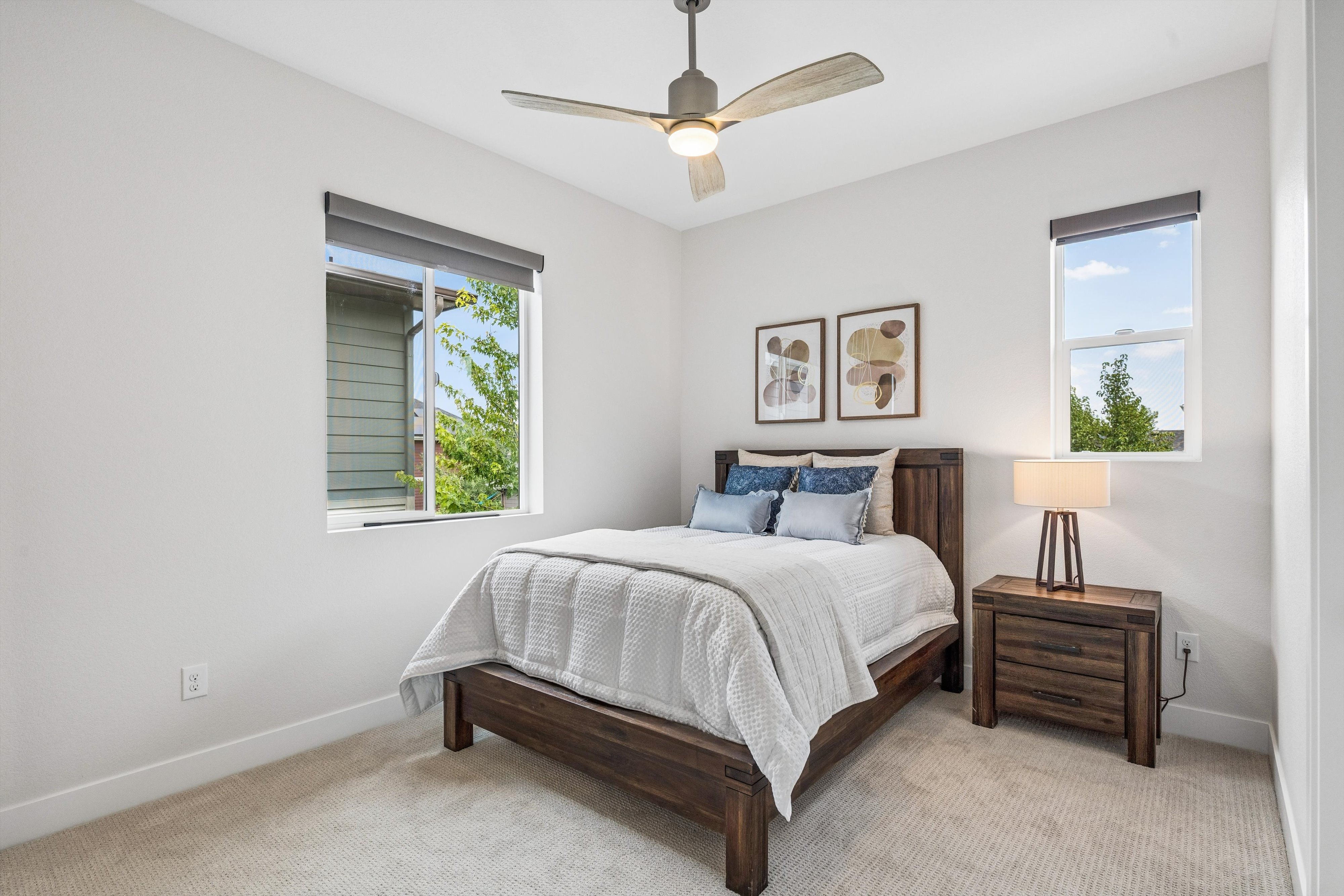  Thoughtfully designed and exceptionally maintained, this light-filled home offer - 物件實景