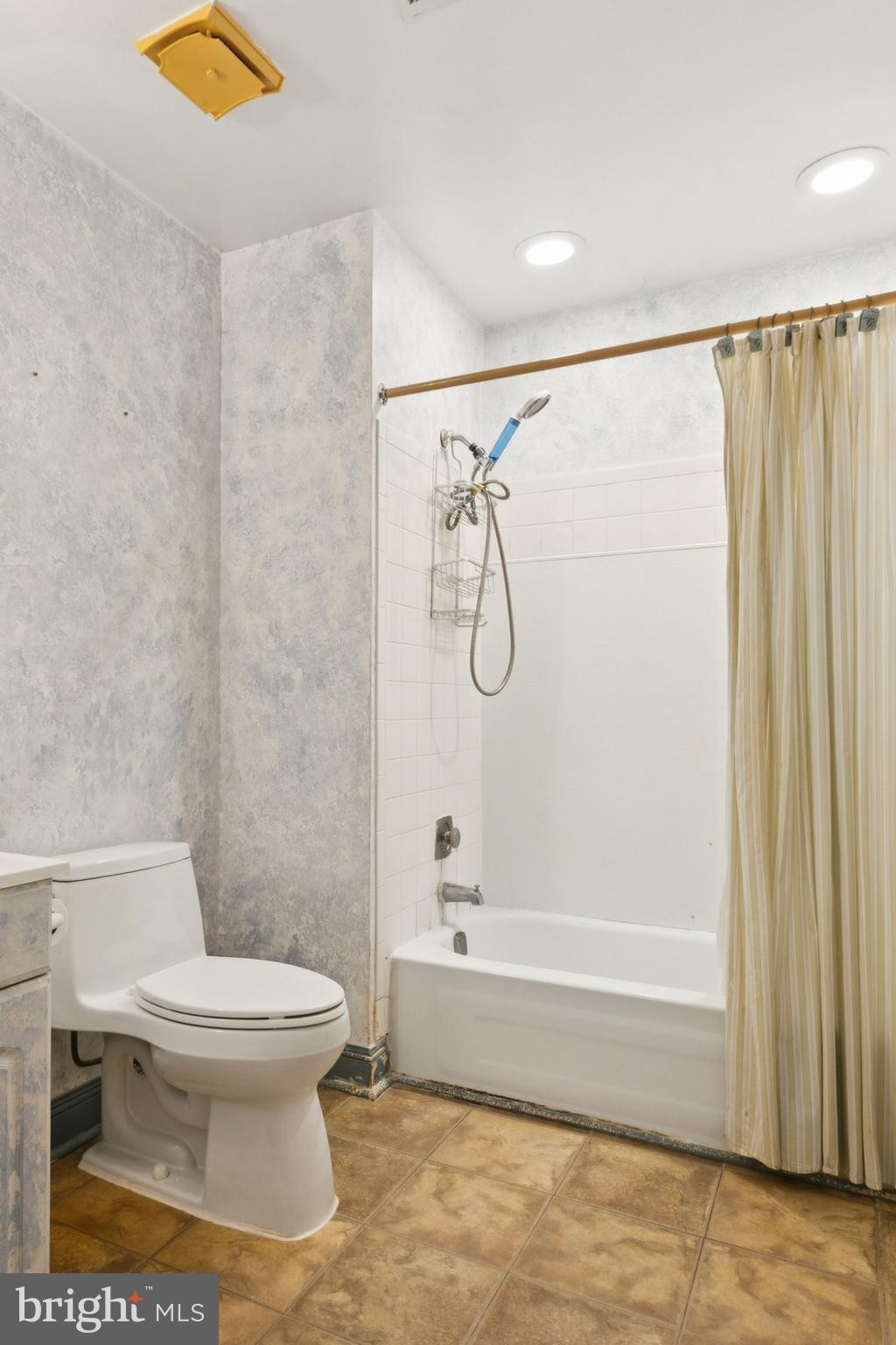 Oakton, Virginia, 22124, United States, 4 Bedrooms Bedrooms, ,3 BathroomsBathrooms,Residential,For Sale,2001478