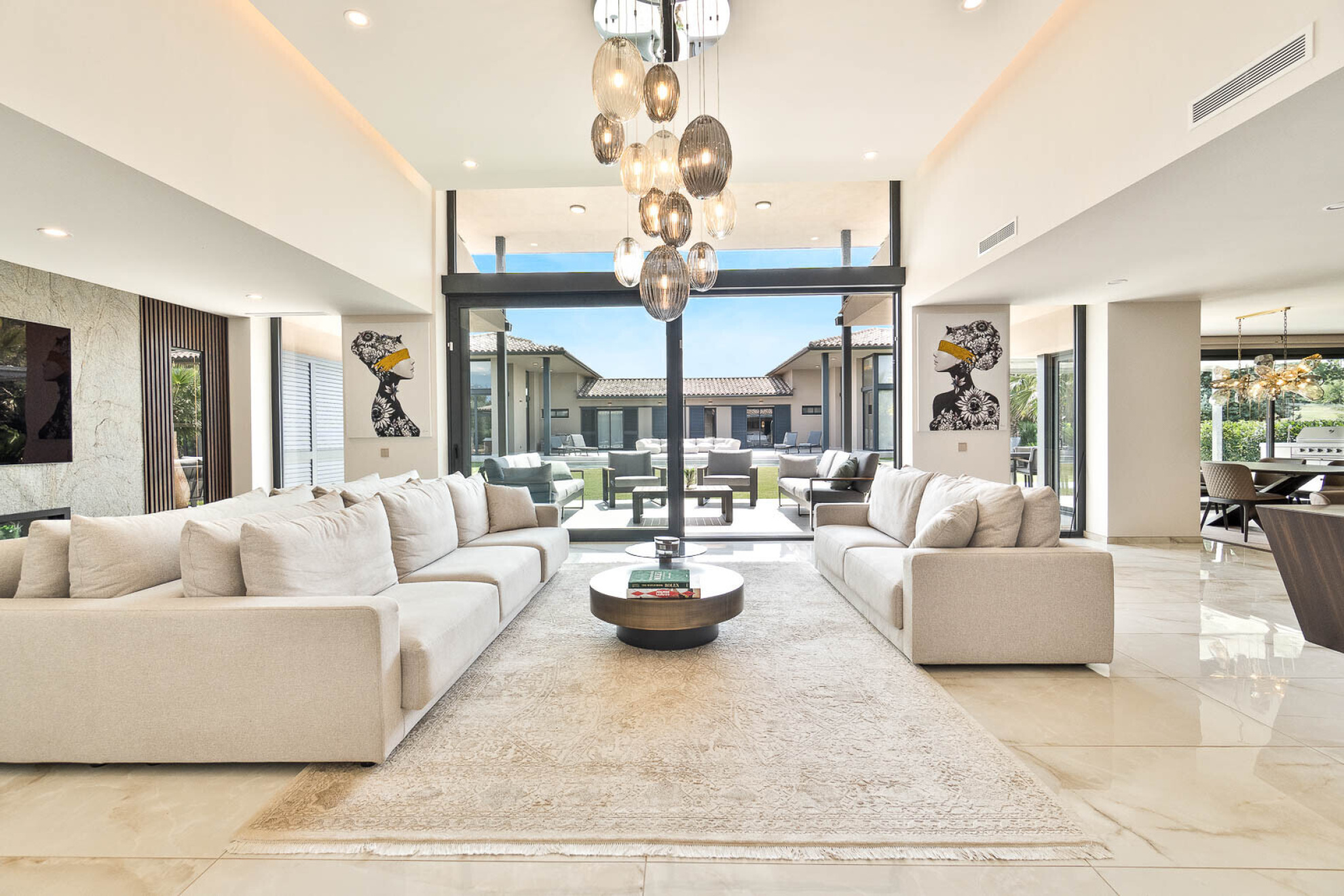  One-story Contemporary Villa in Golf Torremirona - 物件實景