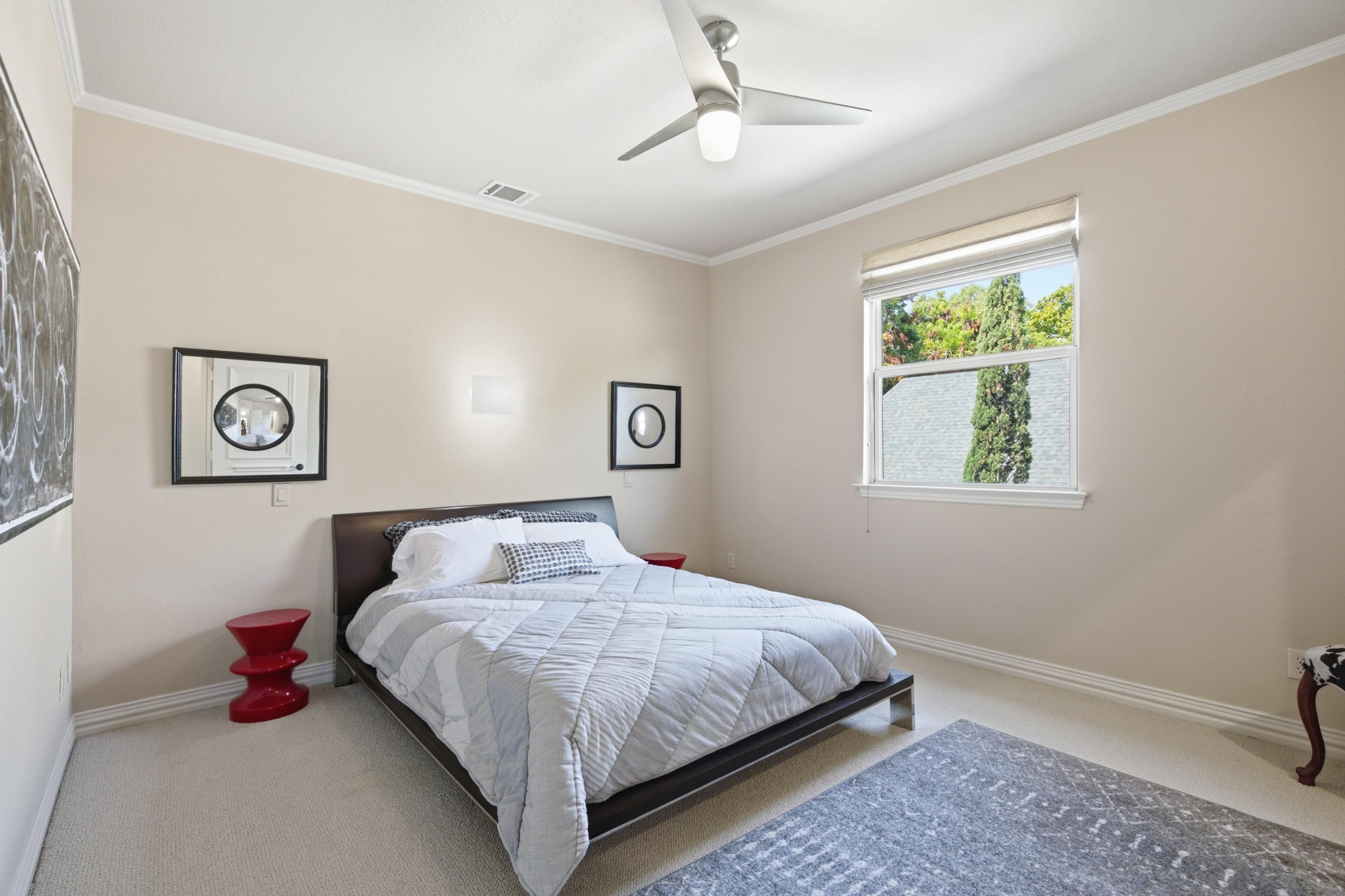  Preston Hollow Home with Pool, Primary Suite Down, 3-Car Garage & Solar - 物件實景