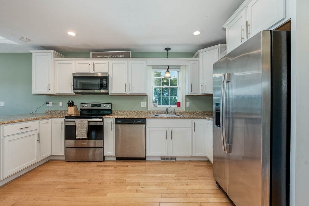 Lakeville, Massachusetts, 02347, United States, 3 Bedrooms Bedrooms, ,3 BathroomsBathrooms,Residential,For Sale,1921746