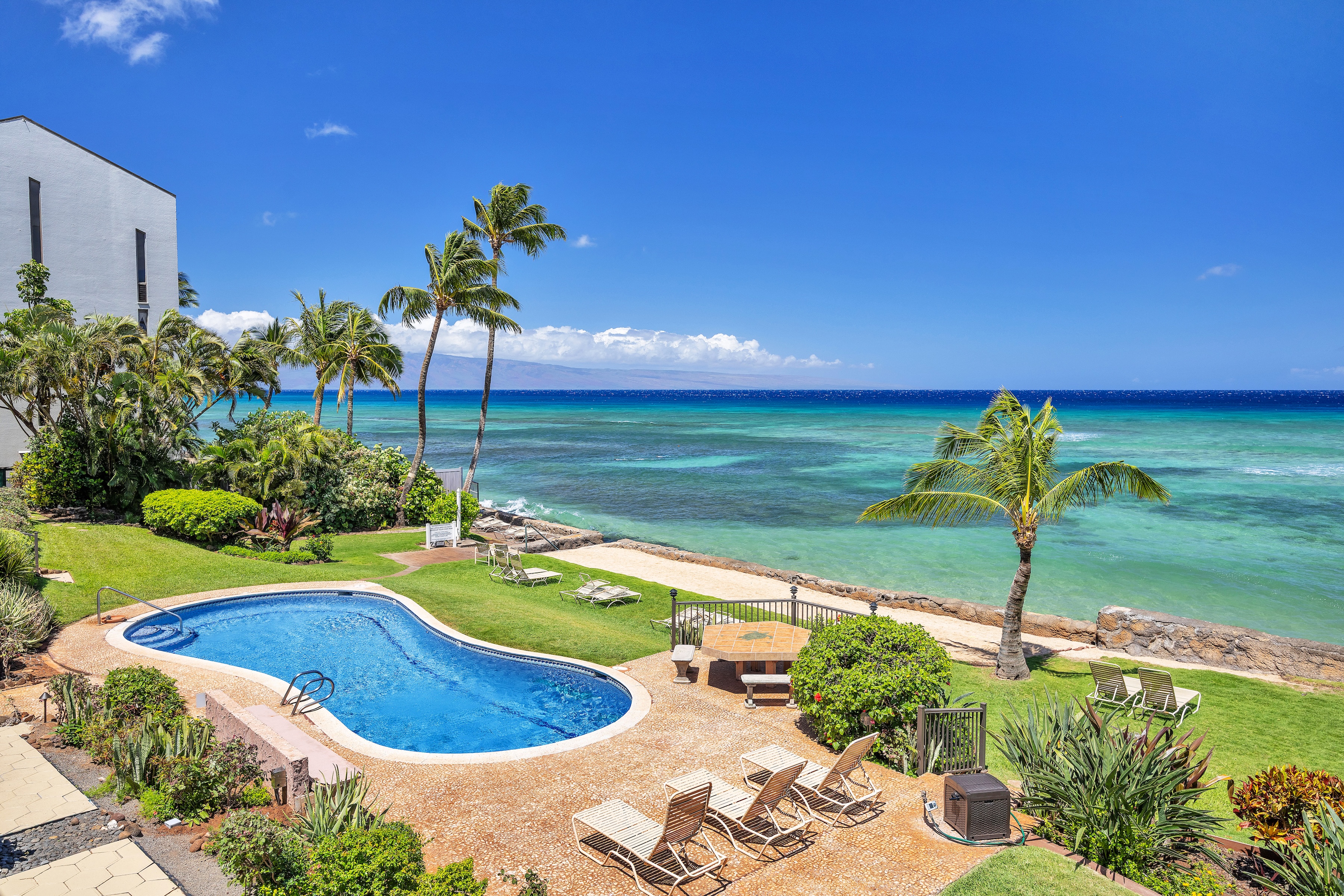  Direct oceanfront, beautiful remodeled 2 bedroom, lanai dining, furnished - 物件實景