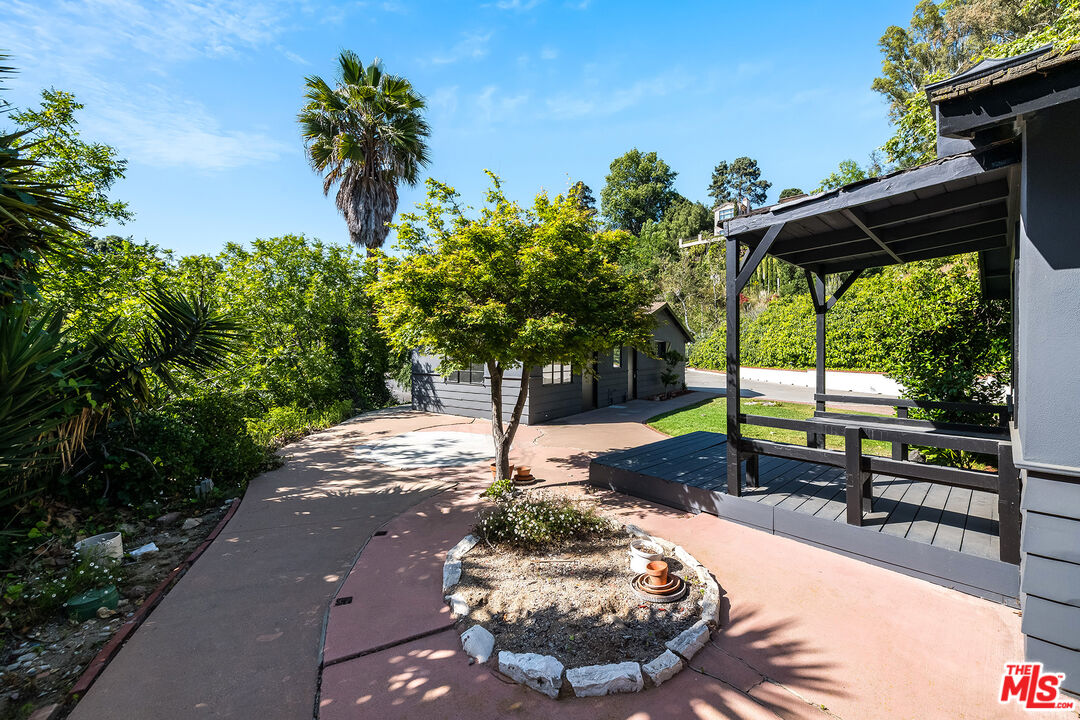 Los Angeles, California, 90049, United States, 2 Bedrooms Bedrooms, ,3 BathroomsBathrooms,Residential,For Sale,1819125