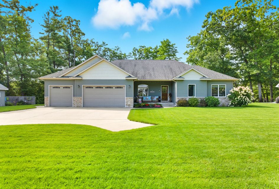 Big Rapids, Michigan, 49307, United States, 3 Bedrooms Bedrooms, ,4 BathroomsBathrooms,Residential,For Sale,1976014