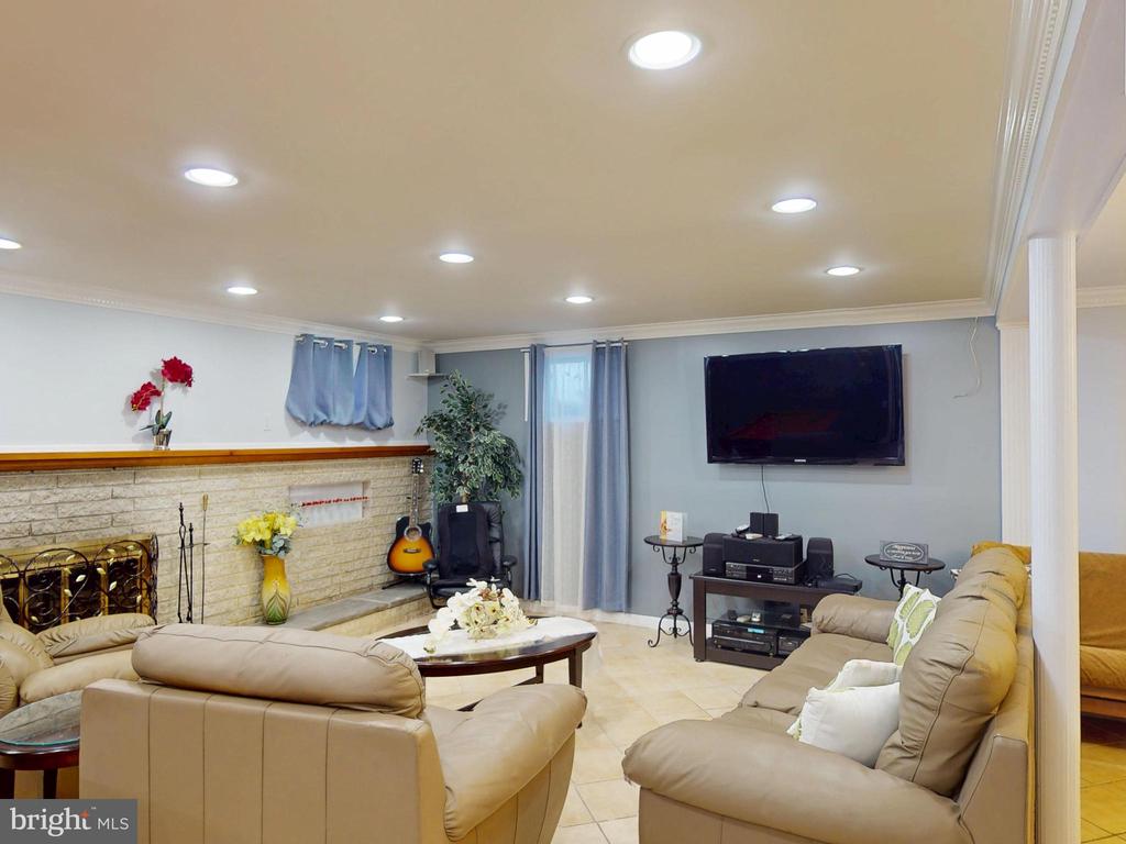 Silver Spring, Maryland, 20902, United States, 3 Bedrooms Bedrooms, ,3 BathroomsBathrooms,Residential,For Sale,1931688