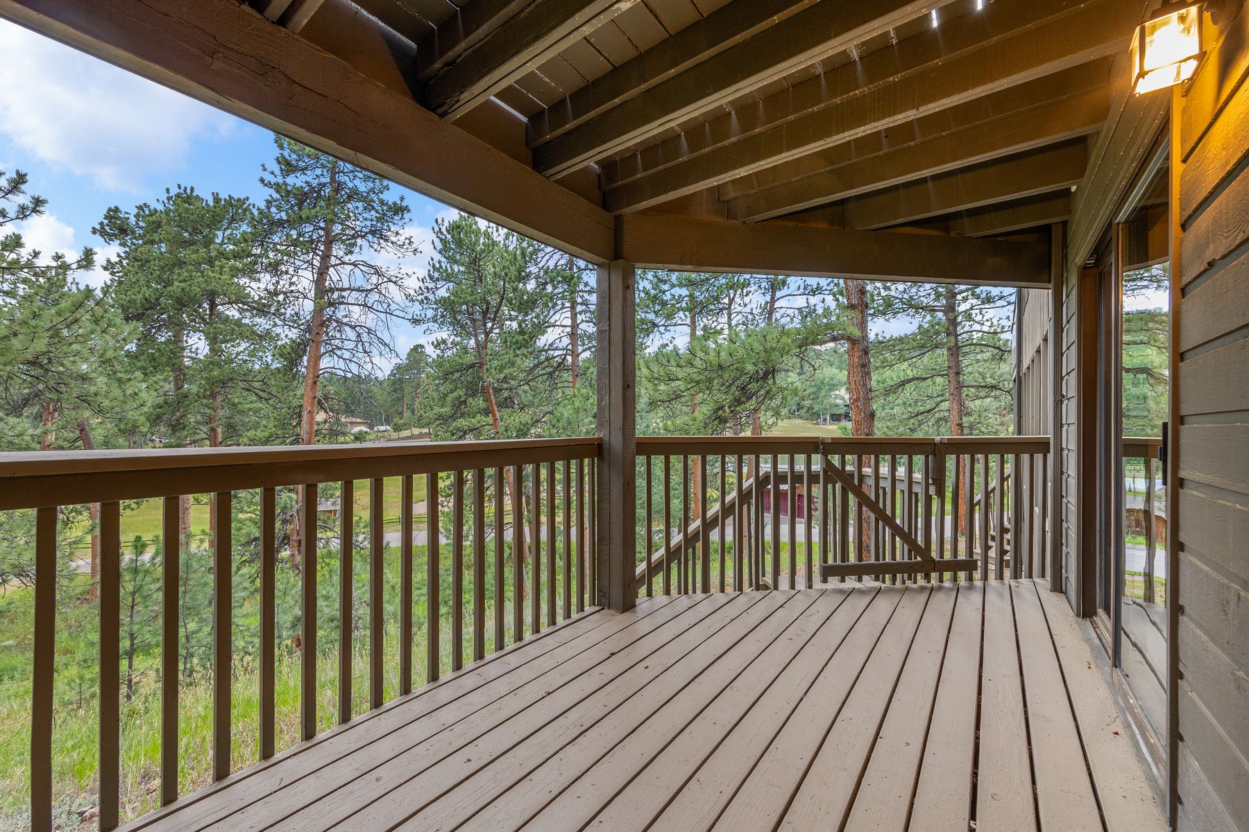  Evergreen Timbervale Retreat: Walk to Downtown, Sunrooms & Mountain View Meadow - 物件實景