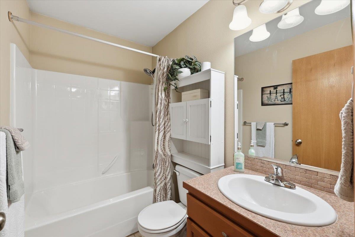 Greenacres, Washington, 99016, United States, 6 Bedrooms Bedrooms, ,3 BathroomsBathrooms,Residential,For Sale,1992048