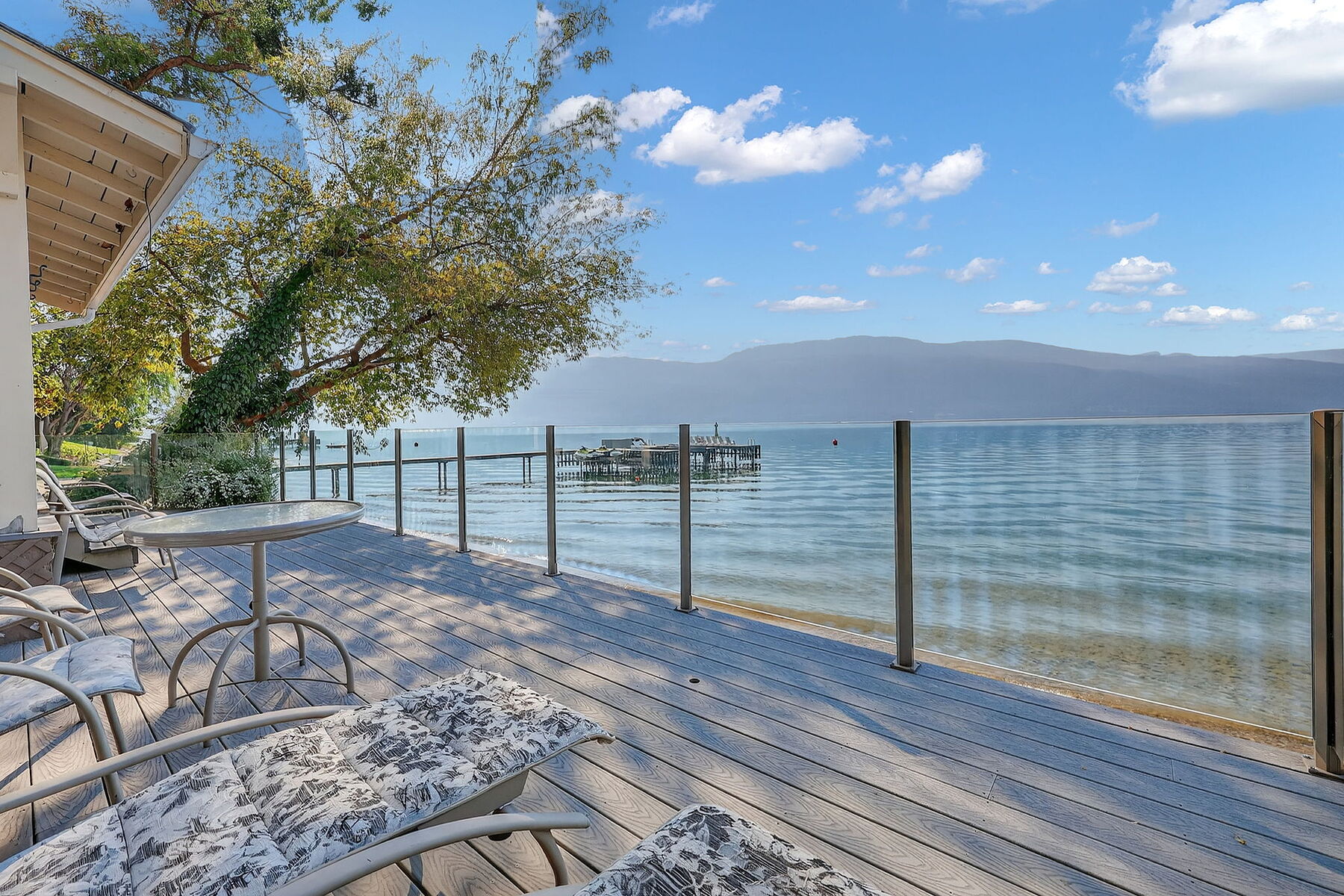  Distinguished Lakefront Estate - 物件實景