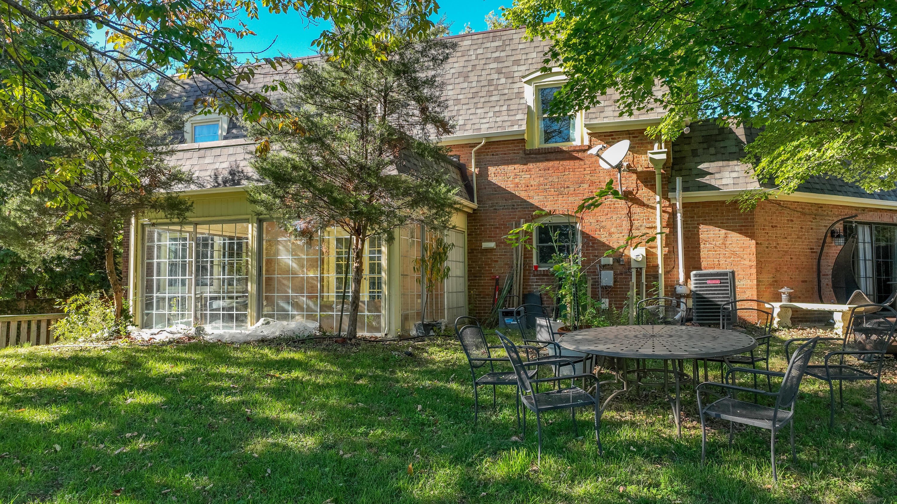 Lexington, Kentucky, 40502, United States, 4 Bedrooms Bedrooms, ,4 BathroomsBathrooms,Residential,For Sale,1976316