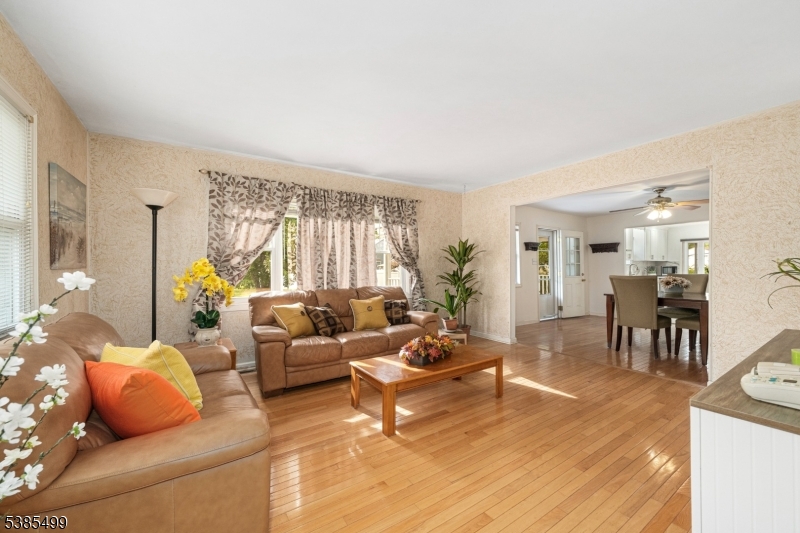 Parsippany-Troy Hills Twp., New Jersey, 07054, United States, 3 Bedrooms Bedrooms, ,2 BathroomsBathrooms,Residential,For Sale,1947046