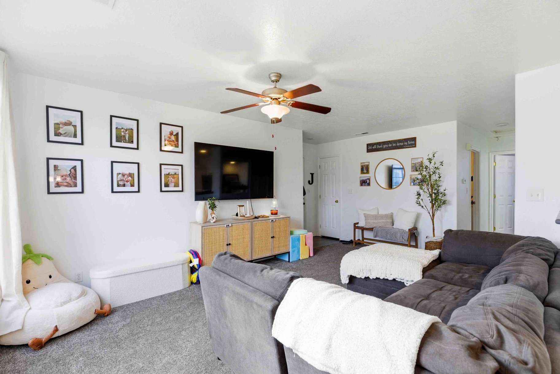  Open-Concept End-Unit with Updates in Knollwood Townhomes - 物件實景