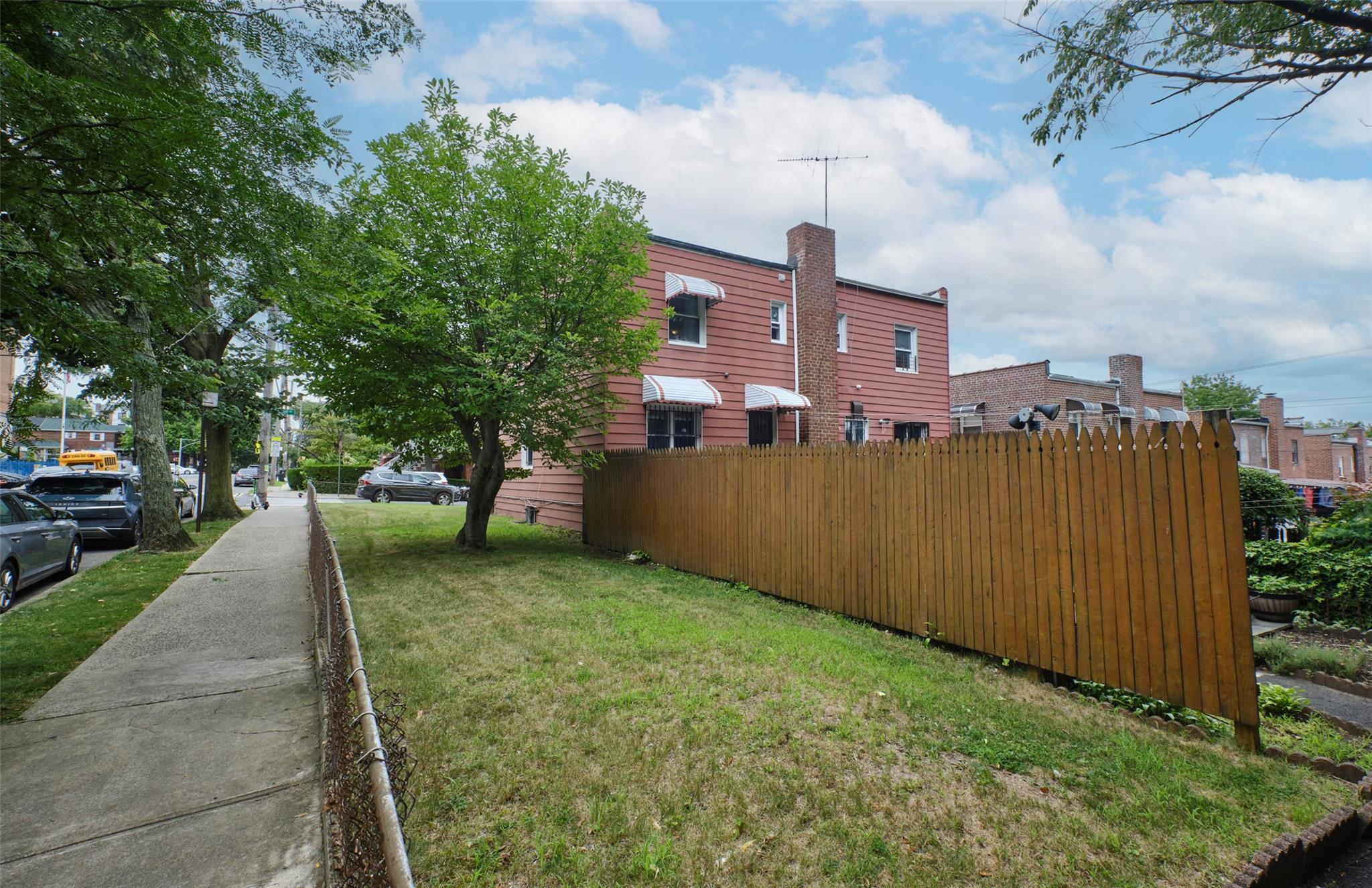 Bronx, New York, 10469, United States, 3 Bedrooms Bedrooms, ,3 BathroomsBathrooms,Residential,For Sale,1907076