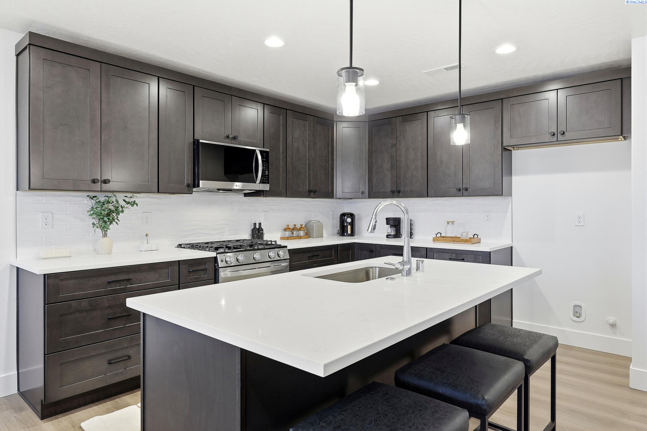 Kennewick, Washington, 99338, United States, 3 Bedrooms Bedrooms, ,2 BathroomsBathrooms,Residential,For Sale,2000655