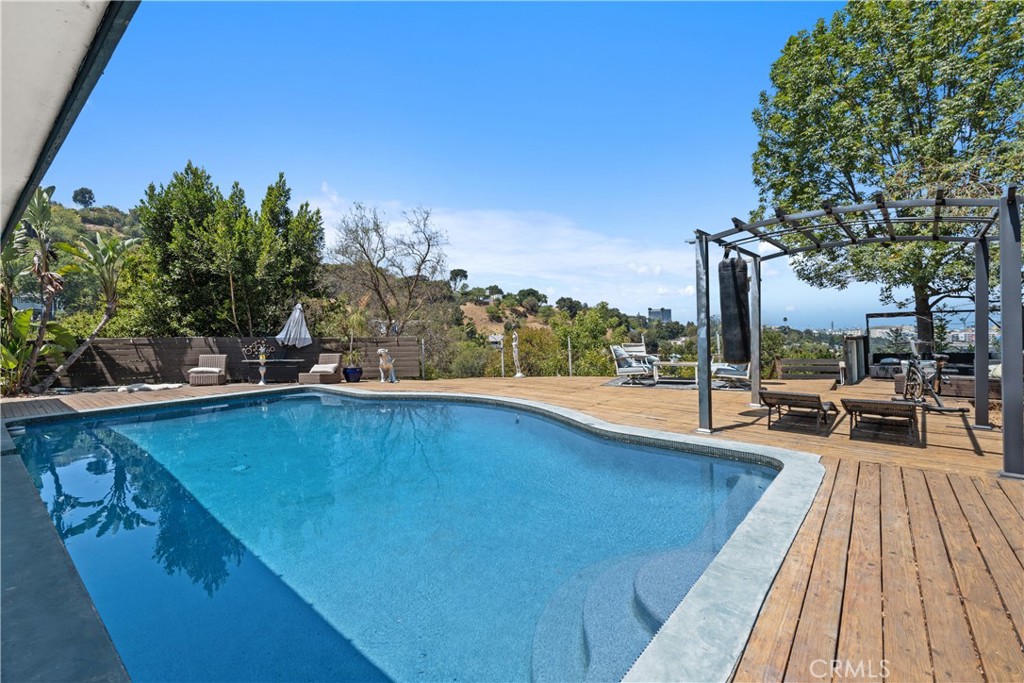 Los Angeles, California, 90068, United States, 2 Bedrooms Bedrooms, ,2 BathroomsBathrooms,Residential,For Sale,1918041