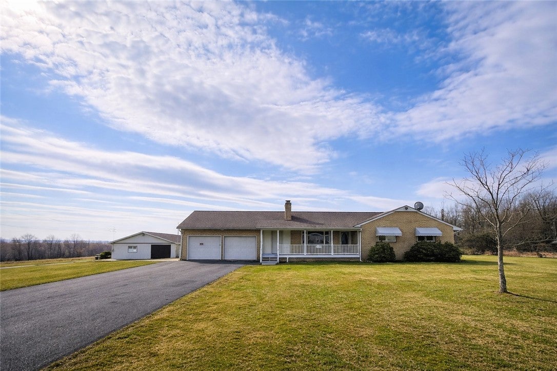 Vernon Rd, Greenville, PA 16125
