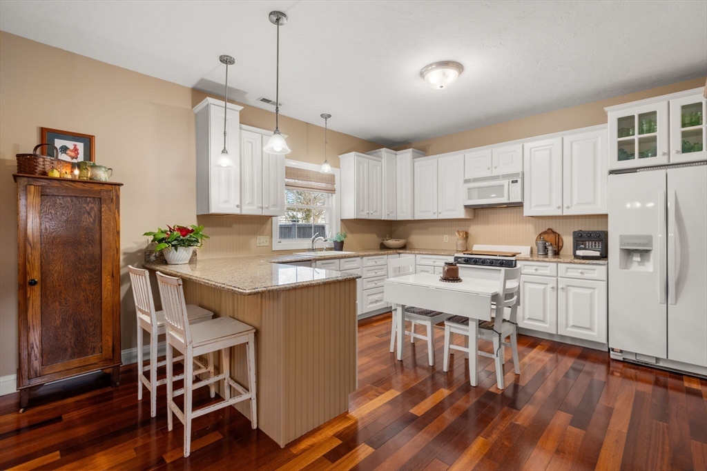 Uxbridge, Massachusetts, 01569, United States, 2 Bedrooms Bedrooms, ,2 BathroomsBathrooms,Residential,For Sale,2006333