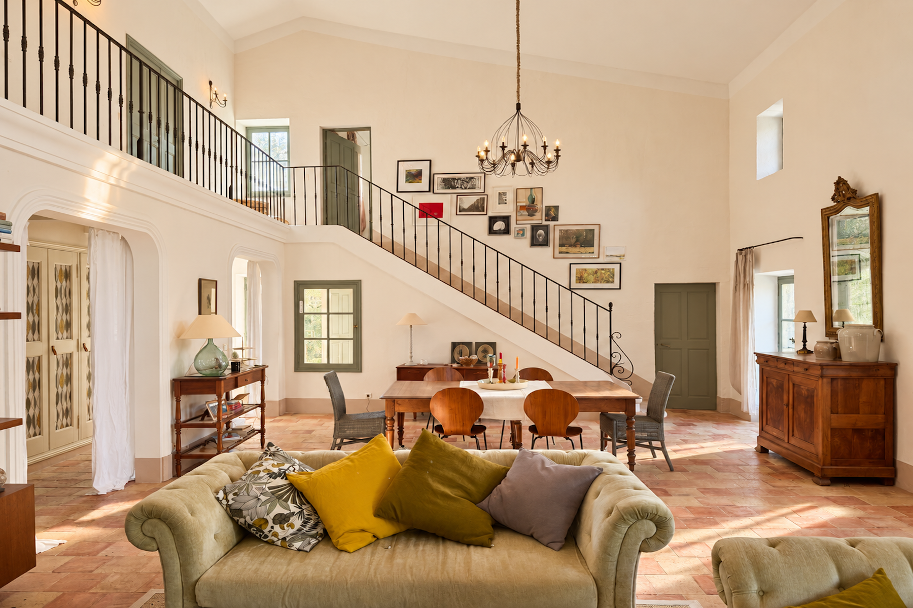  Elegant Stone Residence with Exceptional Volumes and Timeless Charm - 物件實景
