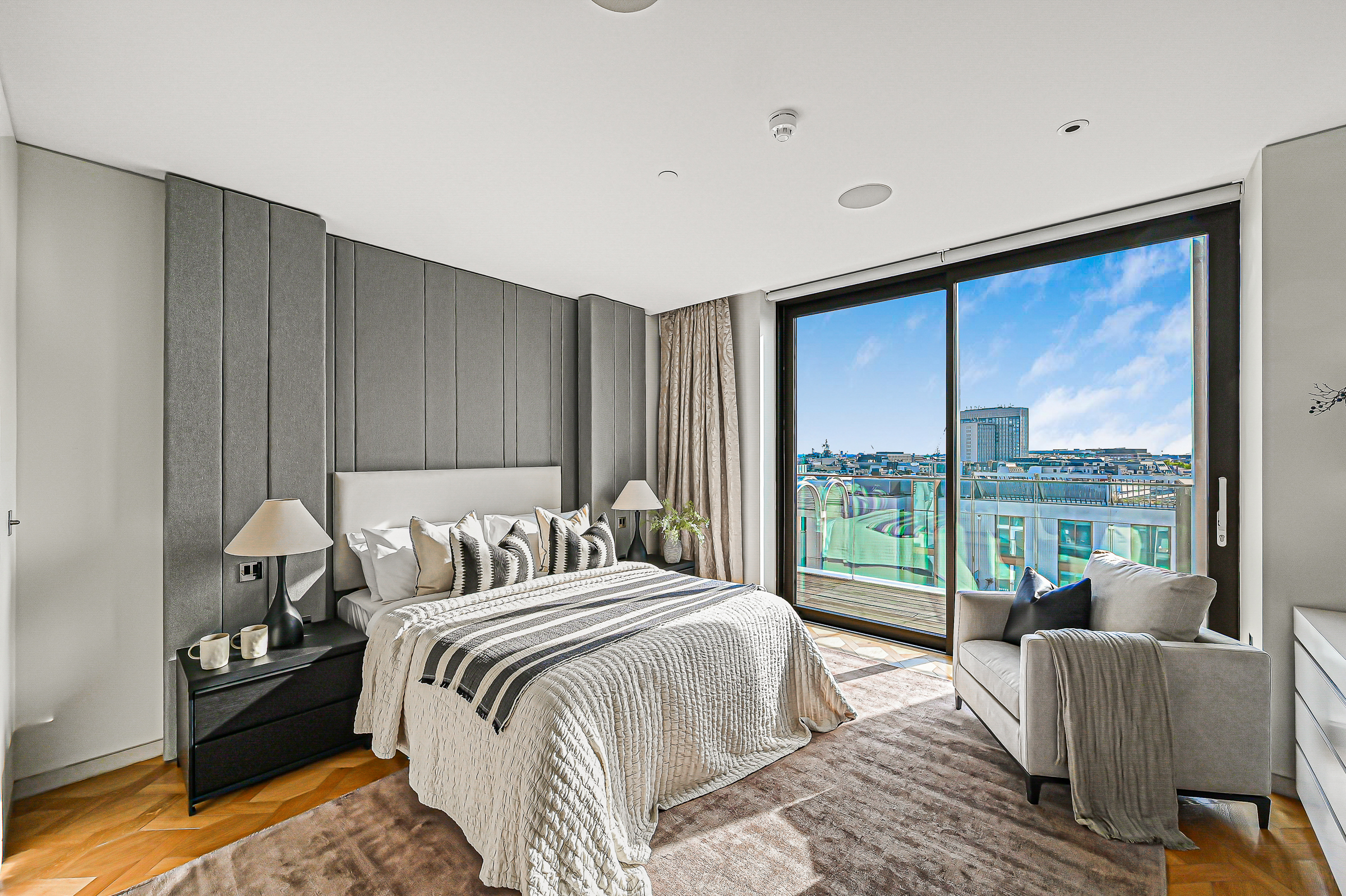  A full-floor penthouse with wraparound terraces and far-reaching views across Fi - 物件實景