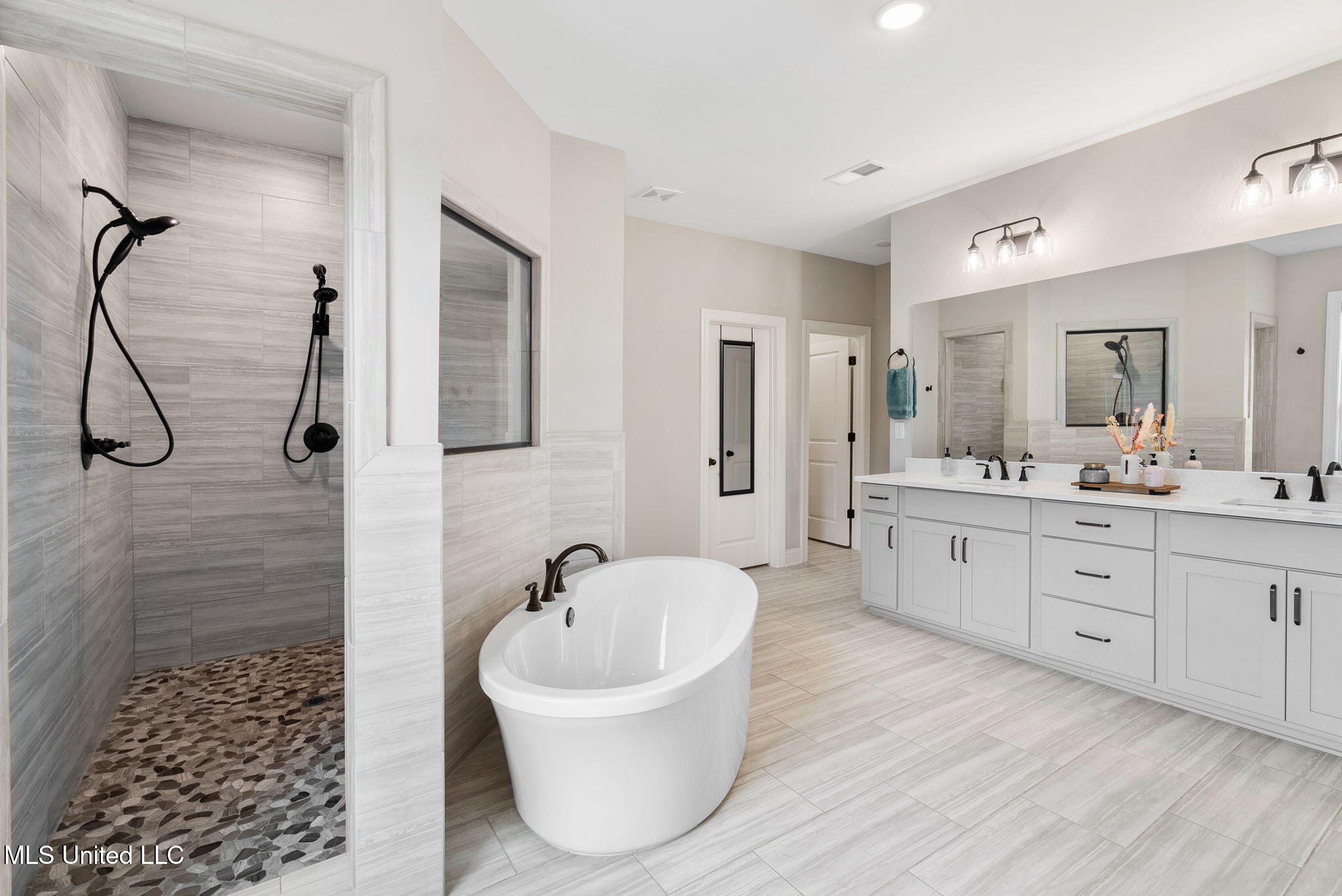 Hernando, Mississippi, 38632, United States, 5 Bedrooms Bedrooms, ,3 BathroomsBathrooms,Residential,For Sale,1991187