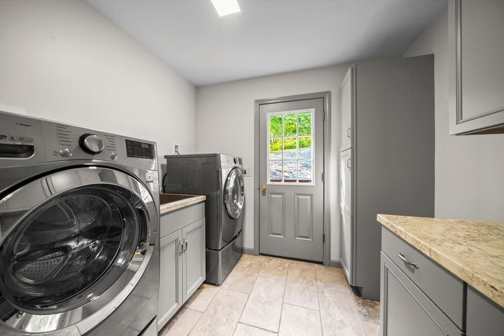 Ludlow, Massachusetts, 01056, United States, 3 Bedrooms Bedrooms, ,2 BathroomsBathrooms,Residential,For Sale,1974987