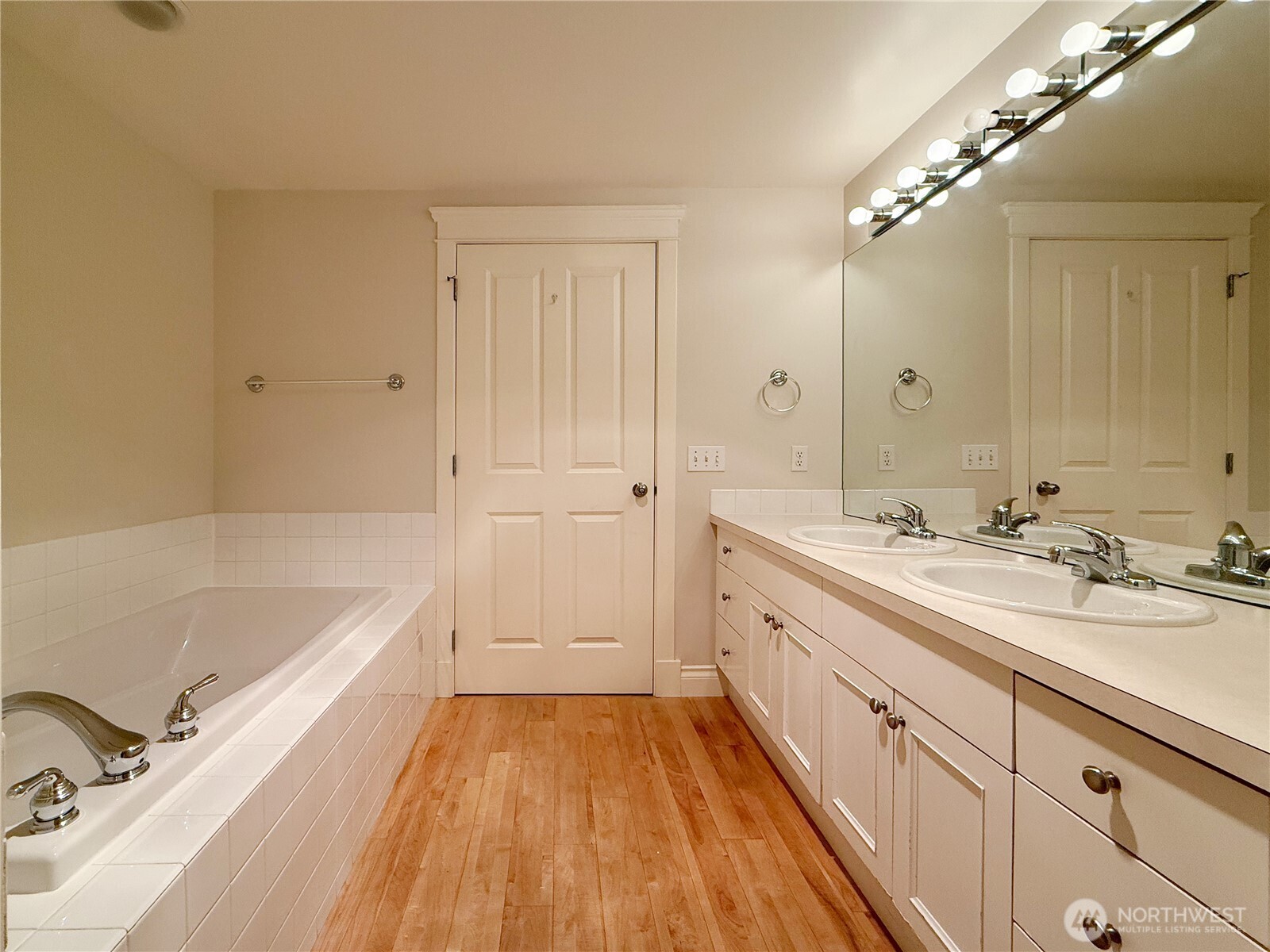 Seattle, Washington, 98199, United States, 2 Bedrooms Bedrooms, ,2 BathroomsBathrooms,Residential,For Sale,1998724