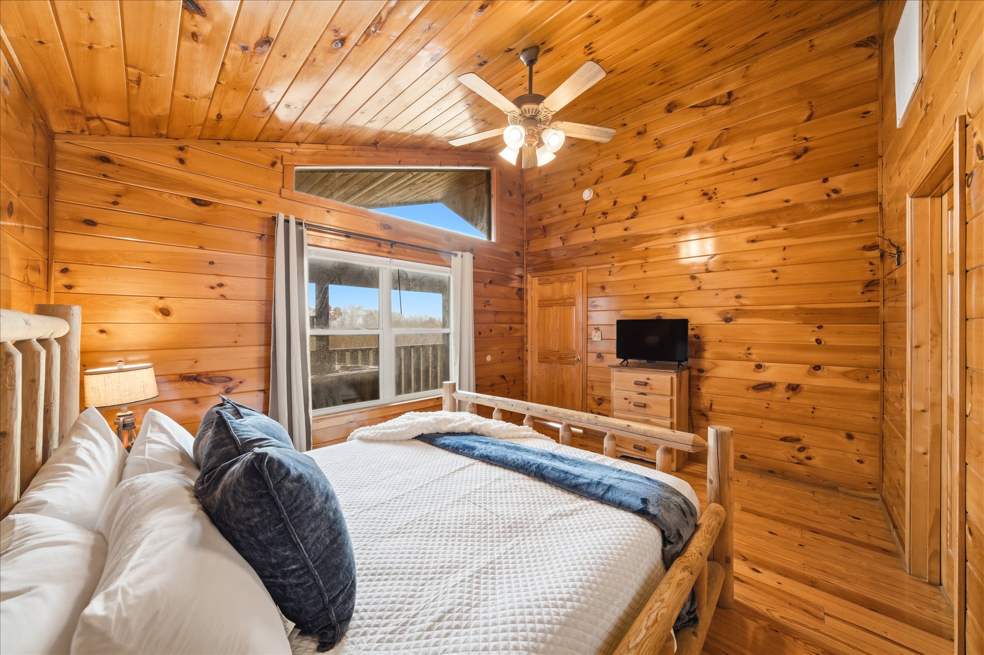 Sevierville, Tennessee, 37876-3406, United States, 3 Bedrooms Bedrooms, ,5 BathroomsBathrooms,Residential,For Sale,2049447