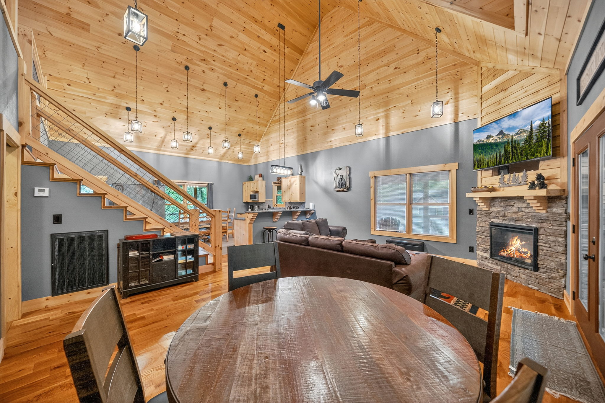 Sevierville, Tennessee, 37862, United States, 2 Bedrooms Bedrooms, ,3 BathroomsBathrooms,Residential,For Sale,2012512