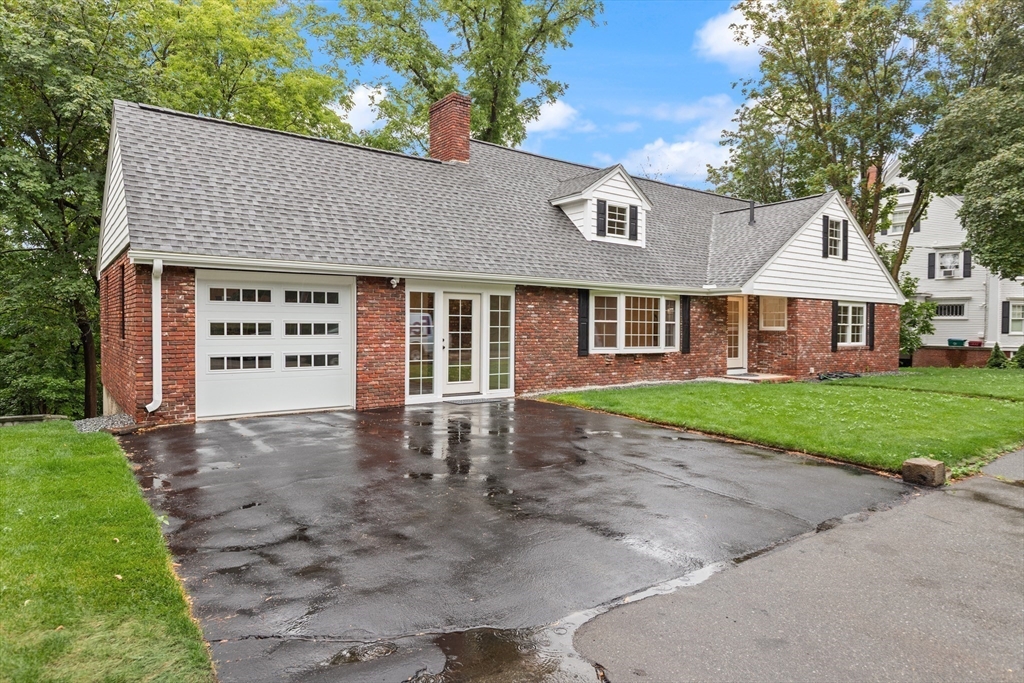 Lowell, Massachusetts, 01852, United States, 4 Bedrooms Bedrooms, ,3 BathroomsBathrooms,Residential,For Sale,1885634