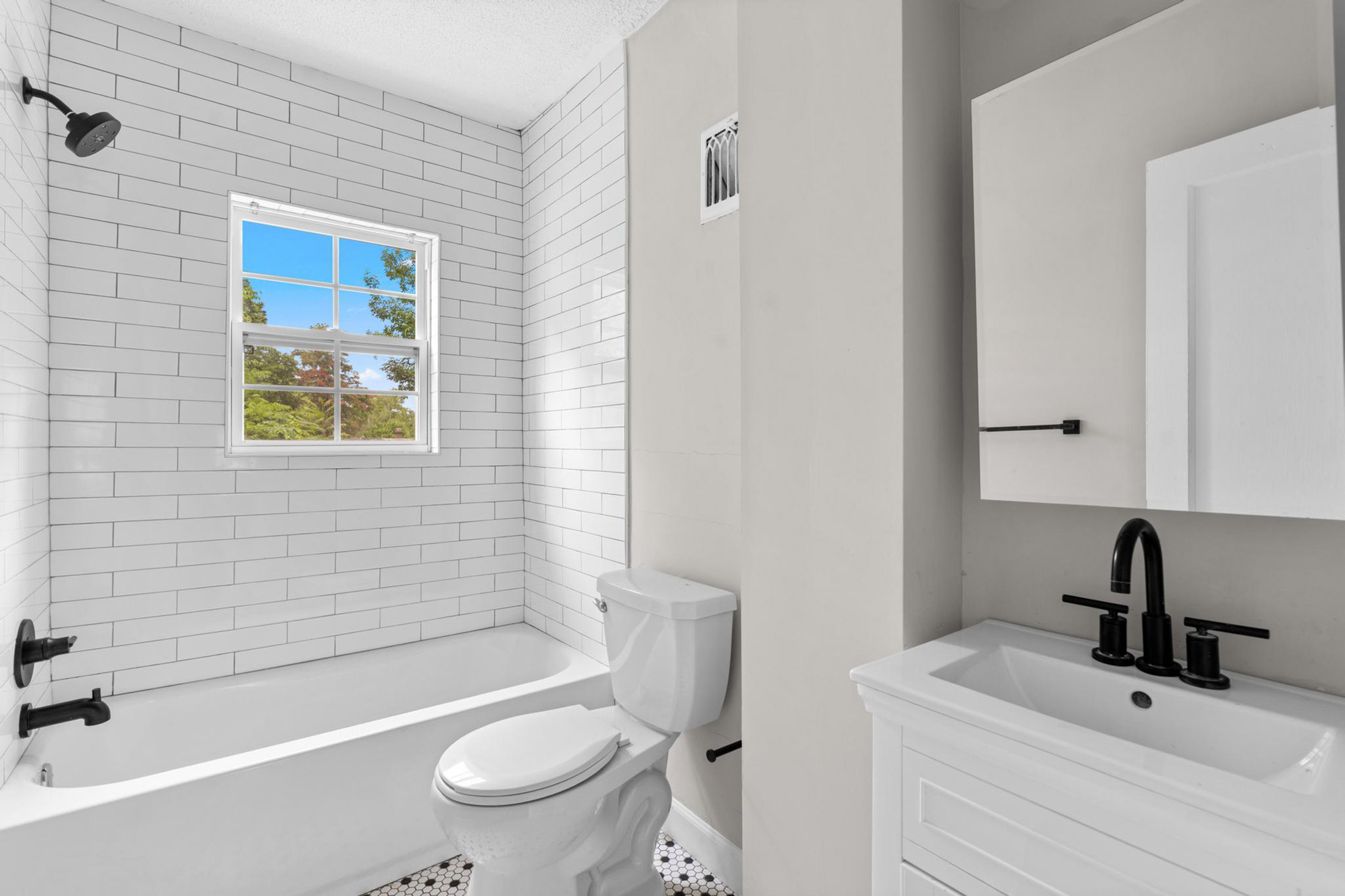  Move-in Ready Four Bedroom Home Offers Intown Convenience - 物件實景