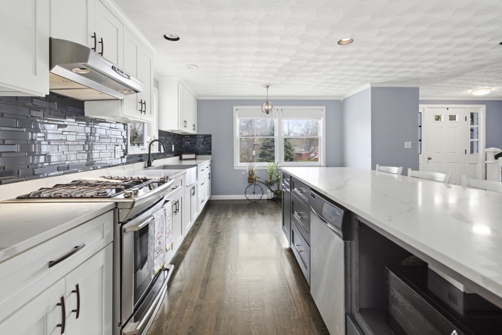 Saugus, Massachusetts, 01906, United States, 3 Bedrooms Bedrooms, ,3 BathroomsBathrooms,Residential,For Sale,1931049