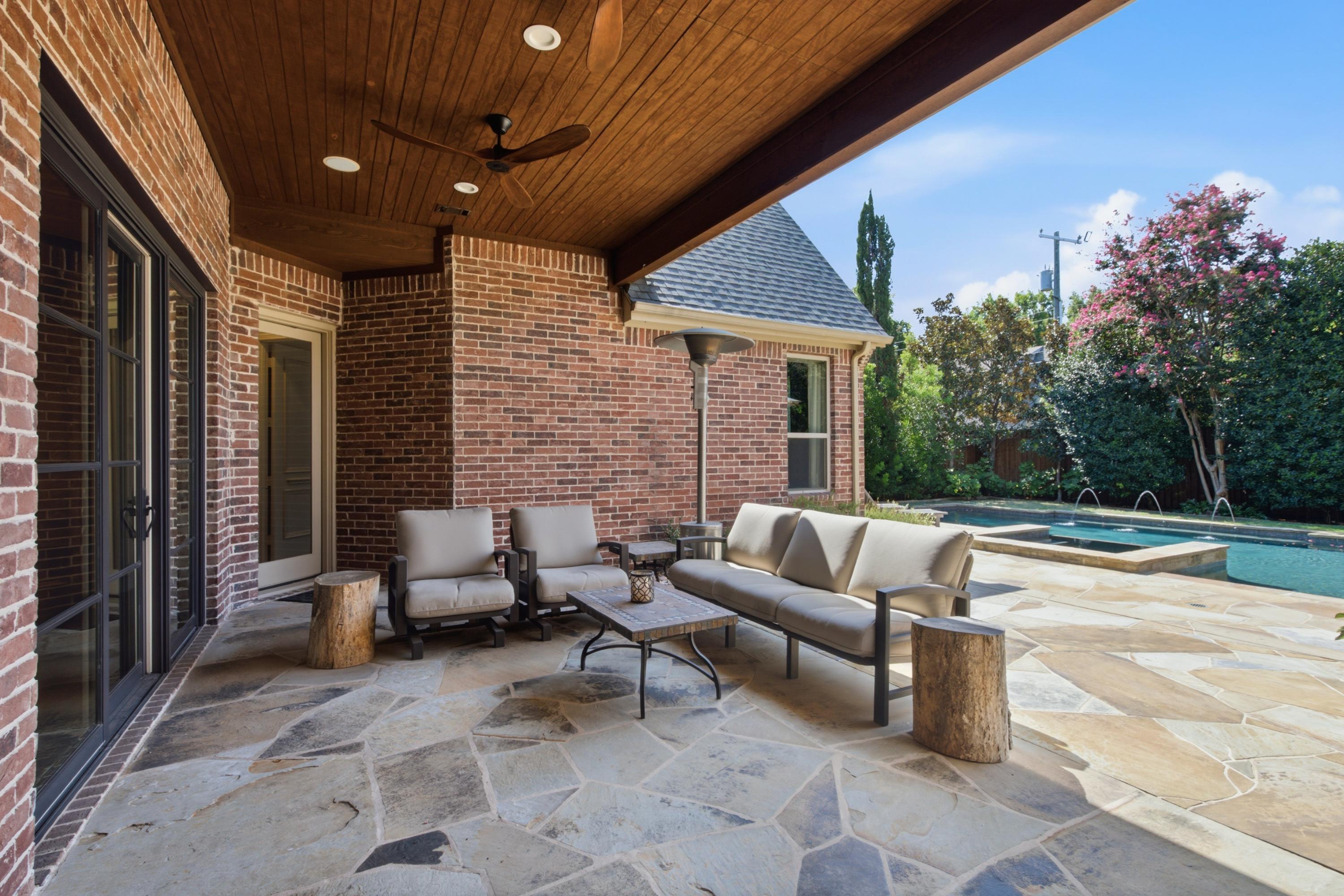  Preston Hollow Home with Pool, Primary Suite Down, 3-Car Garage & Solar - 物件實景