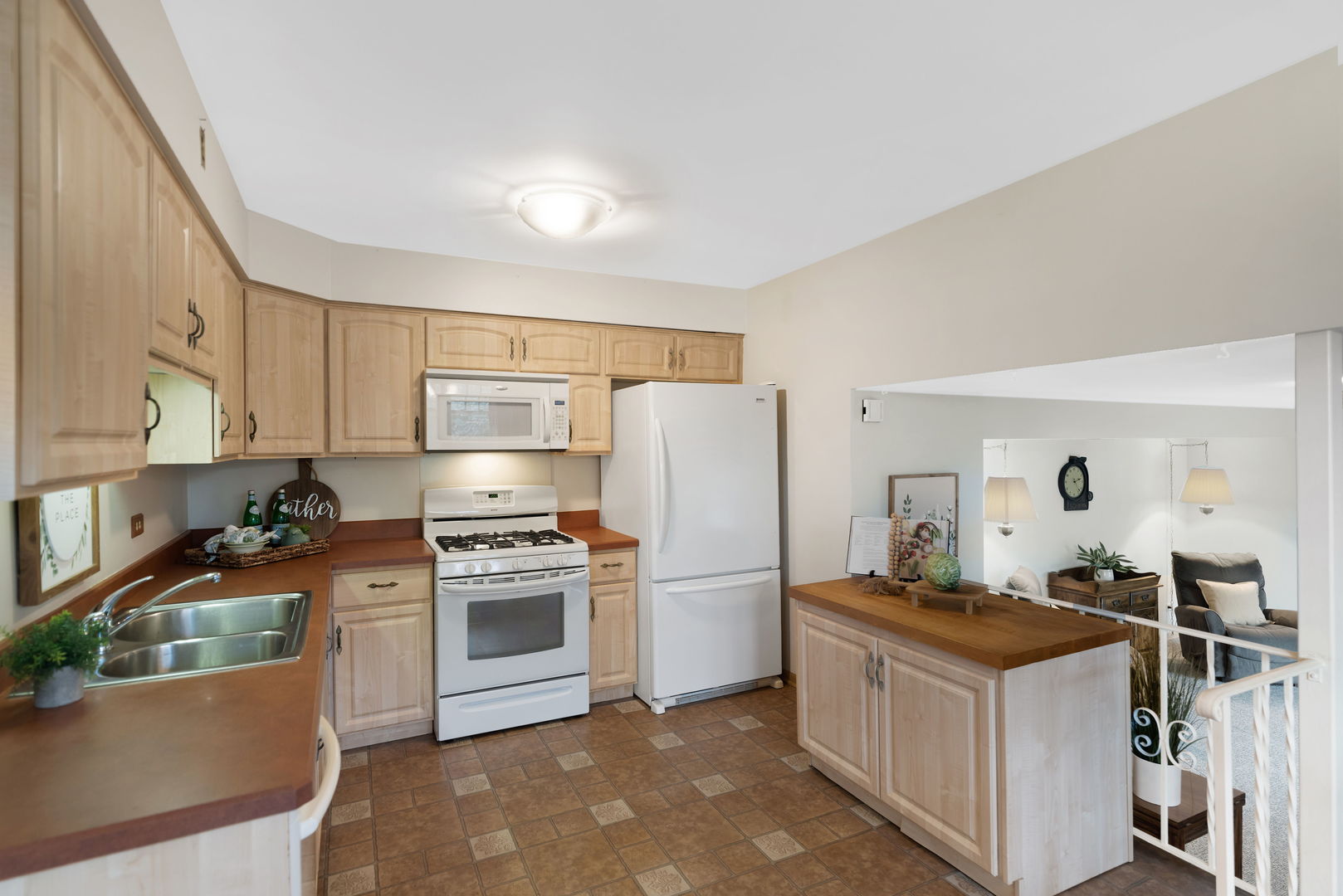 Des plaines, Illinois, 60016, United States, 3 Bedrooms Bedrooms, ,3 BathroomsBathrooms,Residential,For Sale,1991733