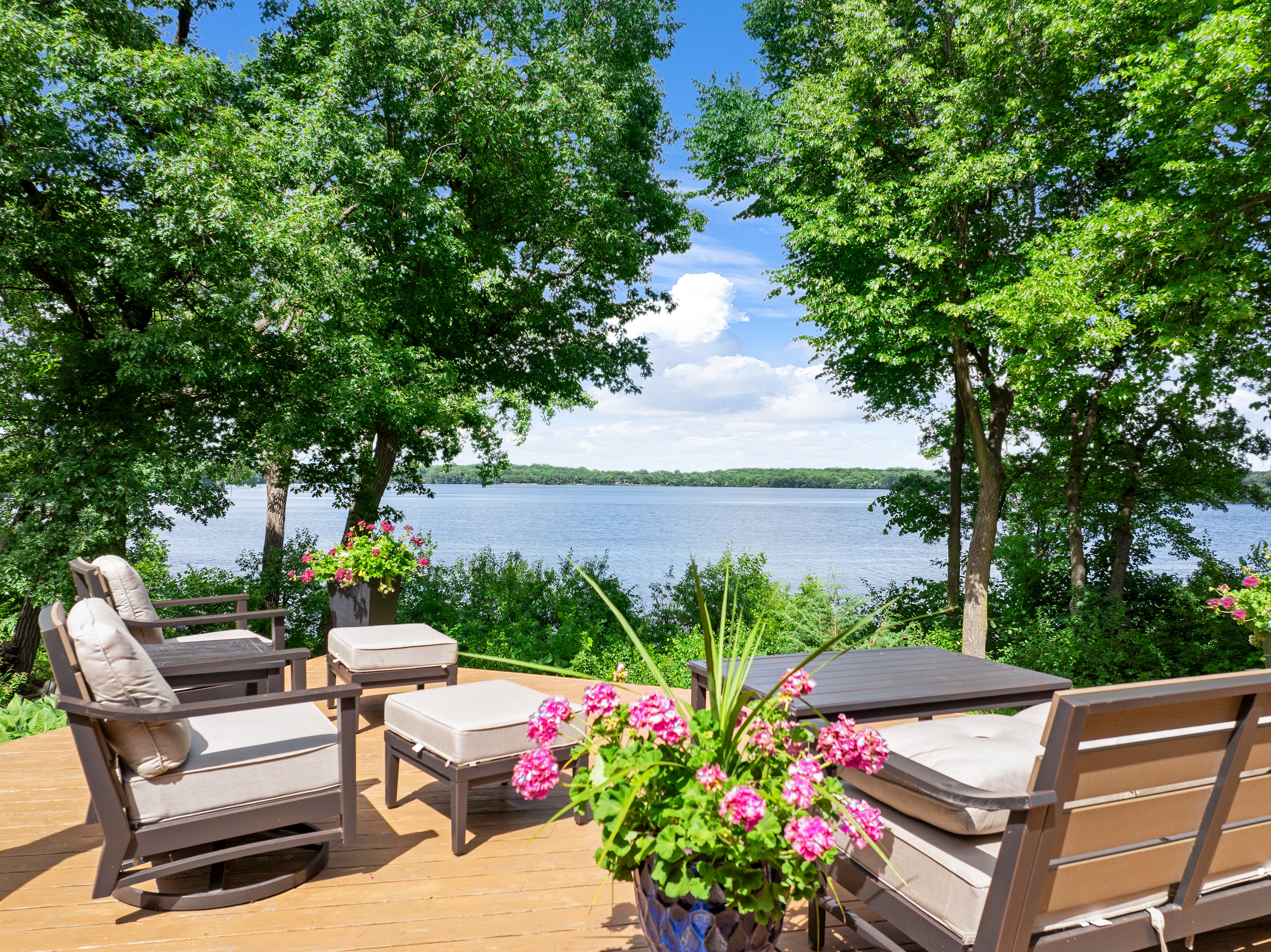  Lakeside Luxury with Timeless Charm and Modern Touches - 物件實景