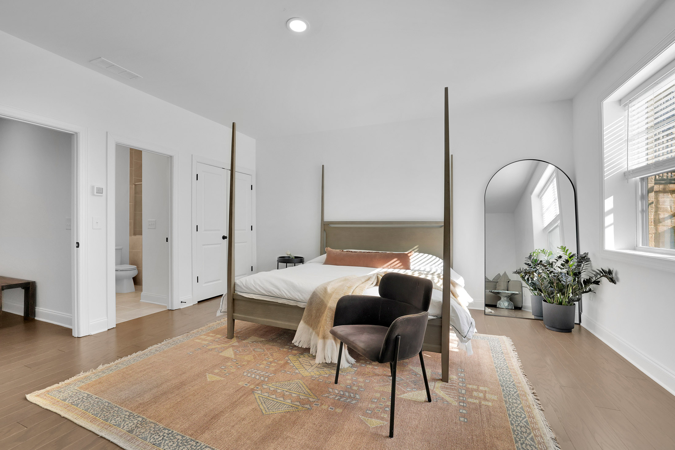  Thoughtfully Designed Townhome in Gated Enclave - 物件實景