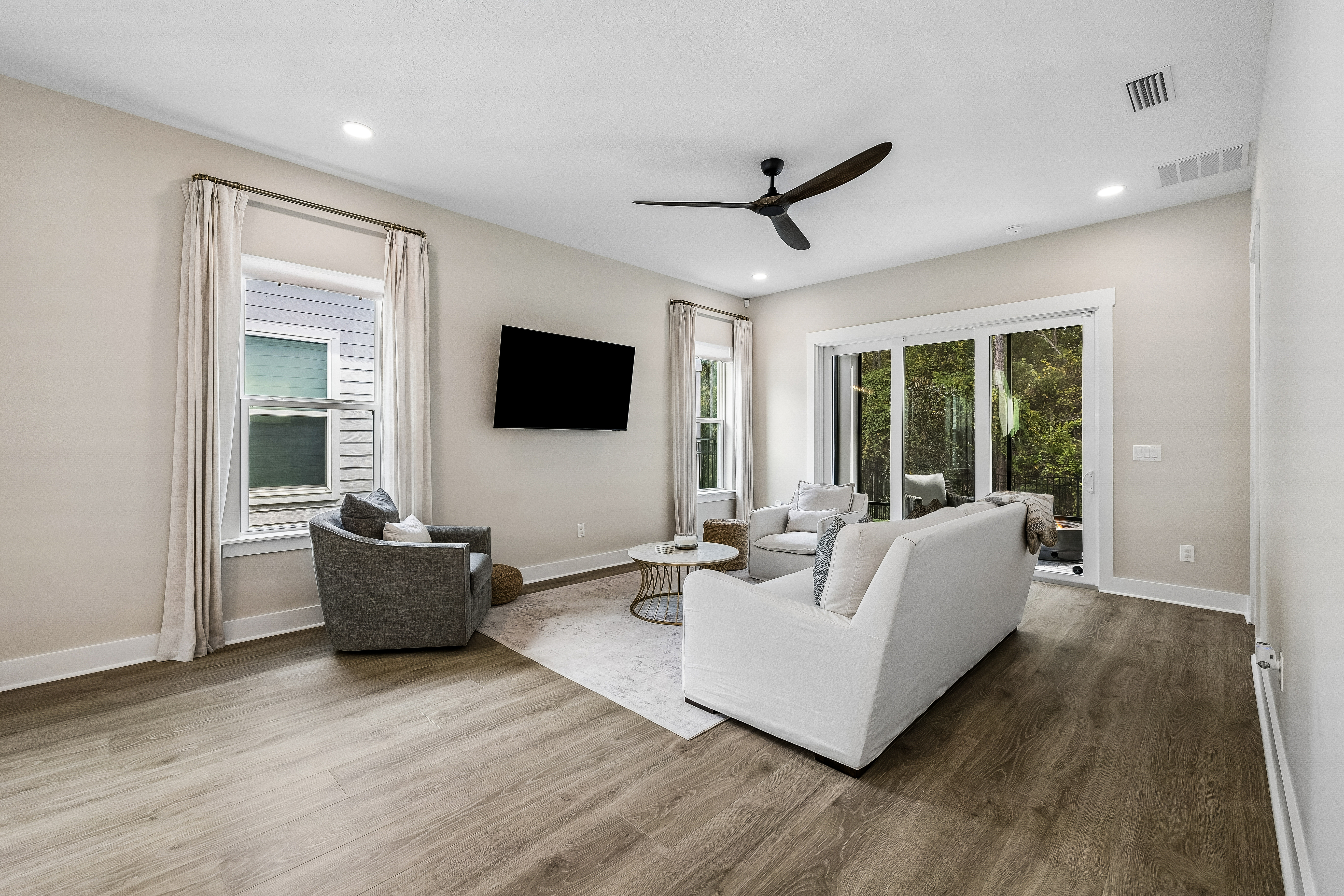  Designer-Finished Two-Story Home With First-Floor Primary And Preserve Views - 物件實景