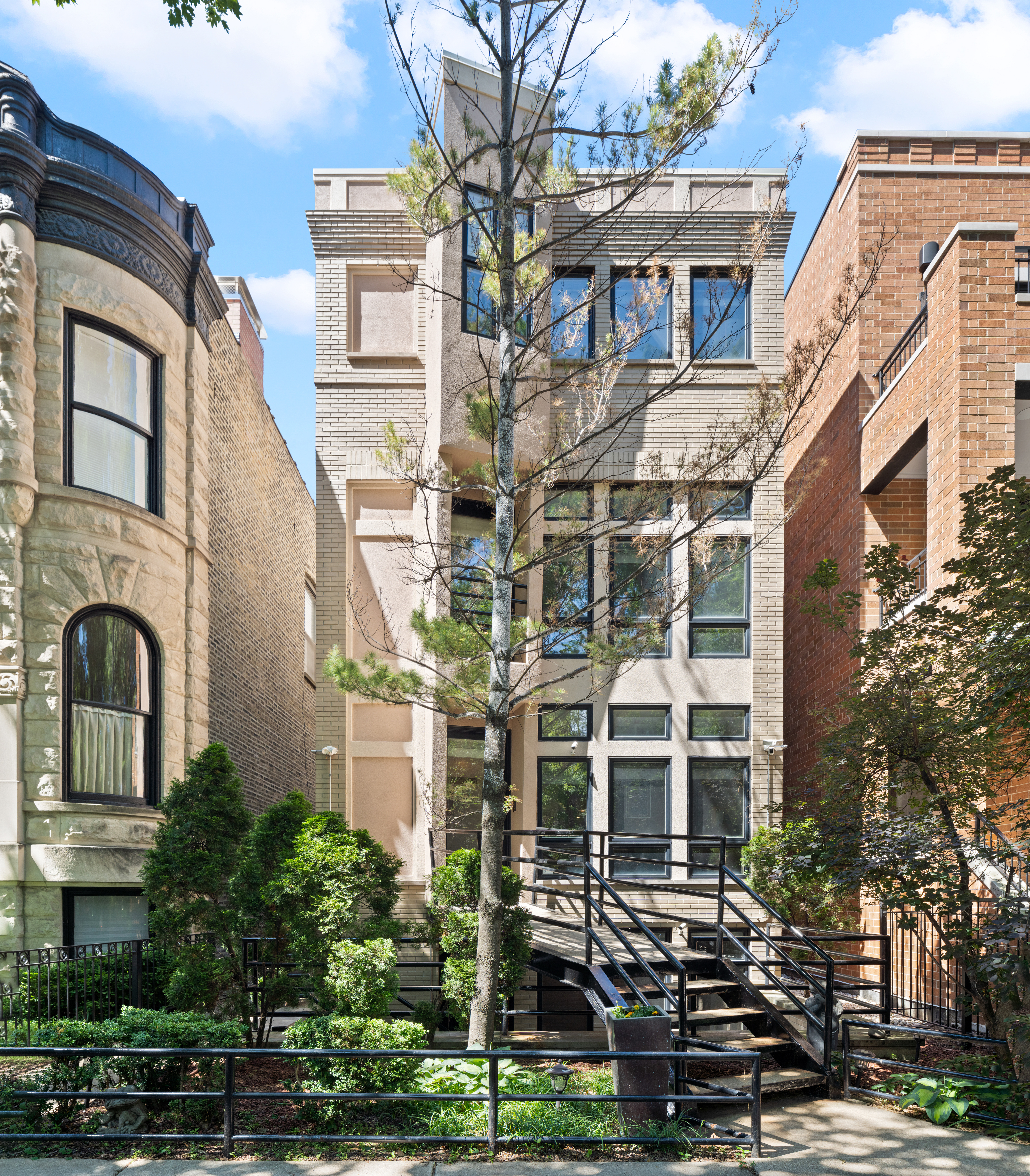  Architecturally Distinctive and Flooded with Natural Light - 物件實景