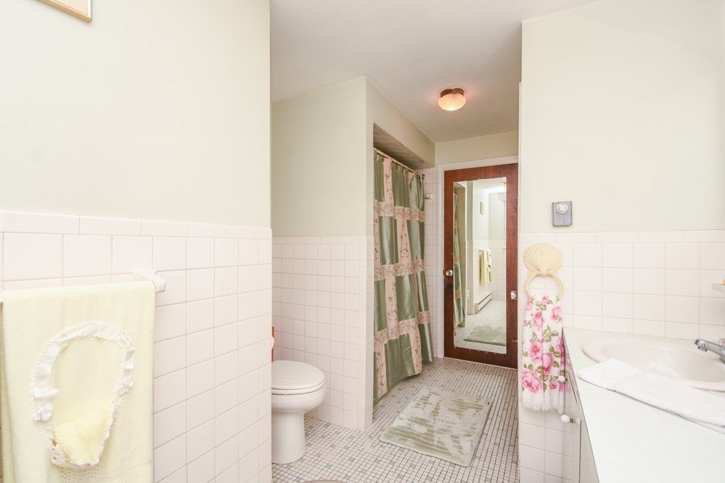 Nahant, Massachusetts, 01908, United States, 4 Bedrooms Bedrooms, ,3 BathroomsBathrooms,Residential,For Sale,1943119