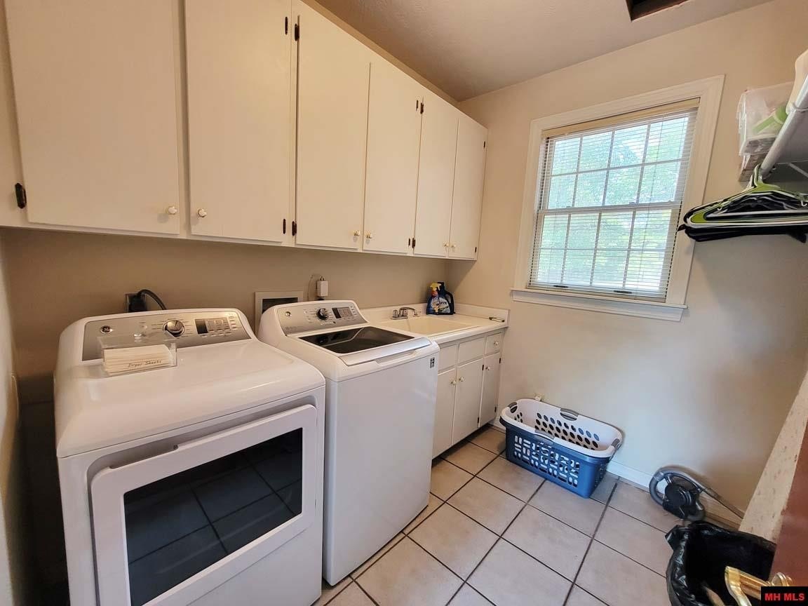 Mountain Home, Arkansas, 72653, United States, 4 Bedrooms Bedrooms, ,5 BathroomsBathrooms,Residential,For Sale,1979940