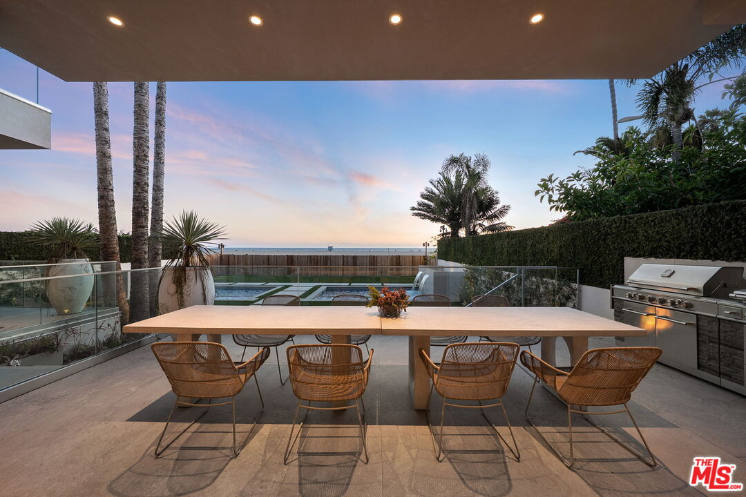 Santa Monica, California, 90403, United States, 7 Bedrooms Bedrooms, ,9 BathroomsBathrooms,Residential,For Sale,1955538