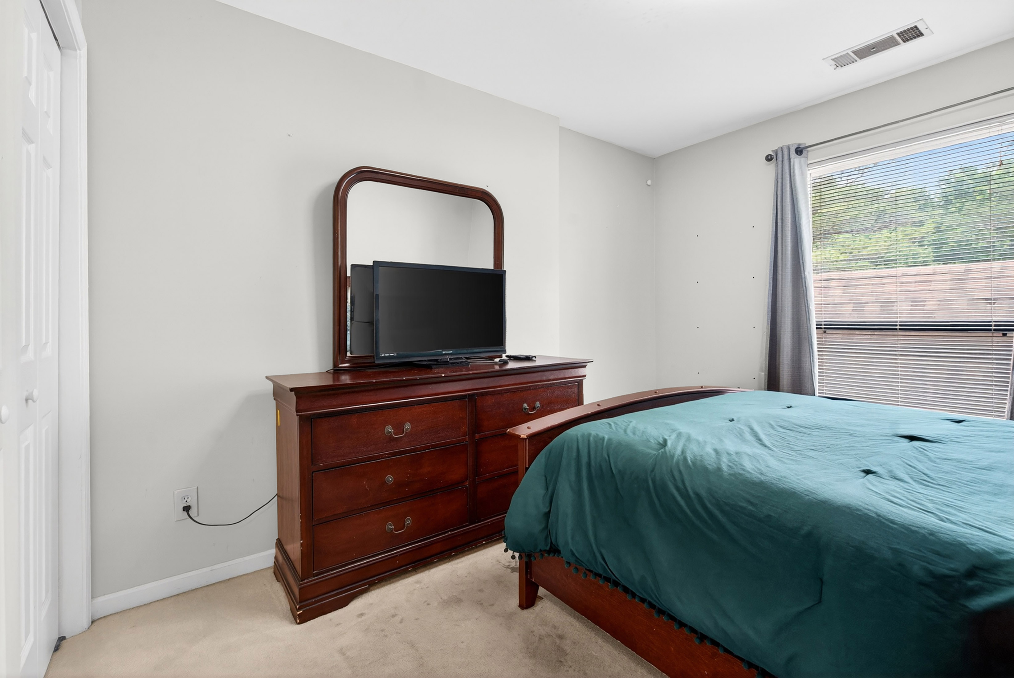  Townhouse-style Condo Offers Solid Value and Strong Upside Potential - 物件實景
