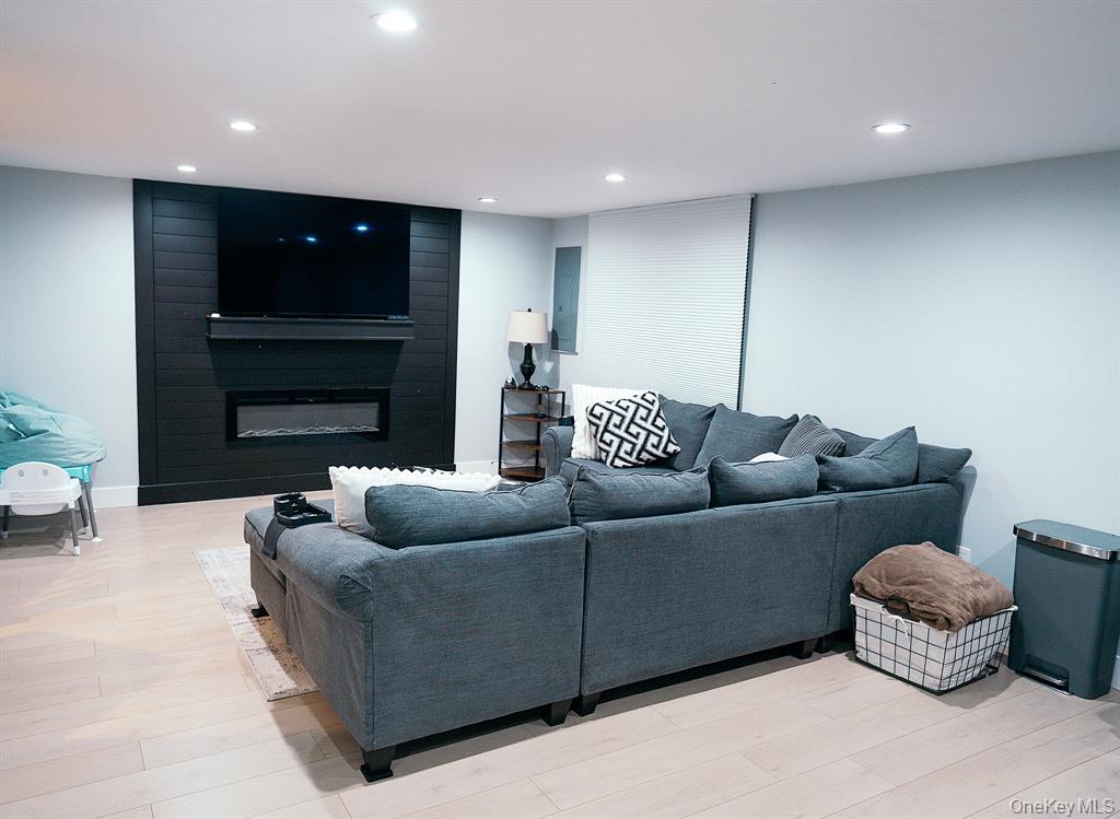 Wappingers Falls, New York, 12590, United States, 3 Bedrooms Bedrooms, ,4 BathroomsBathrooms,Residential,For Sale,1998692