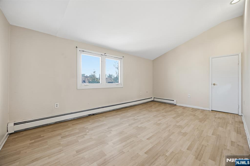 Fort Lee, New Jersey, 07024, United States, 4 Bedrooms Bedrooms, ,3 BathroomsBathrooms,Residential,For Sale,2003109