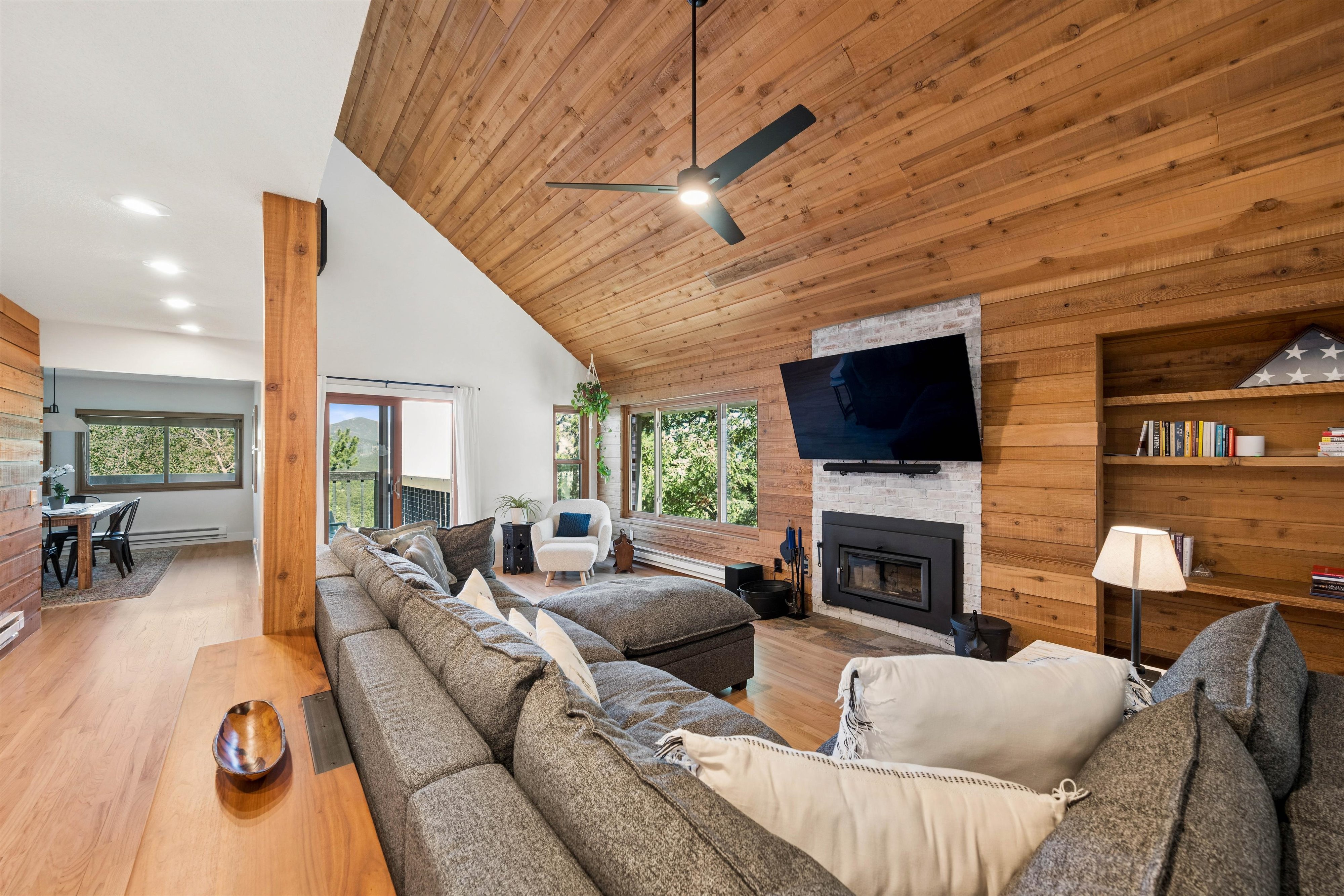  Experience Refined Mid-Century Inspired Mountain Living on 3.37 Acres - 物件實景