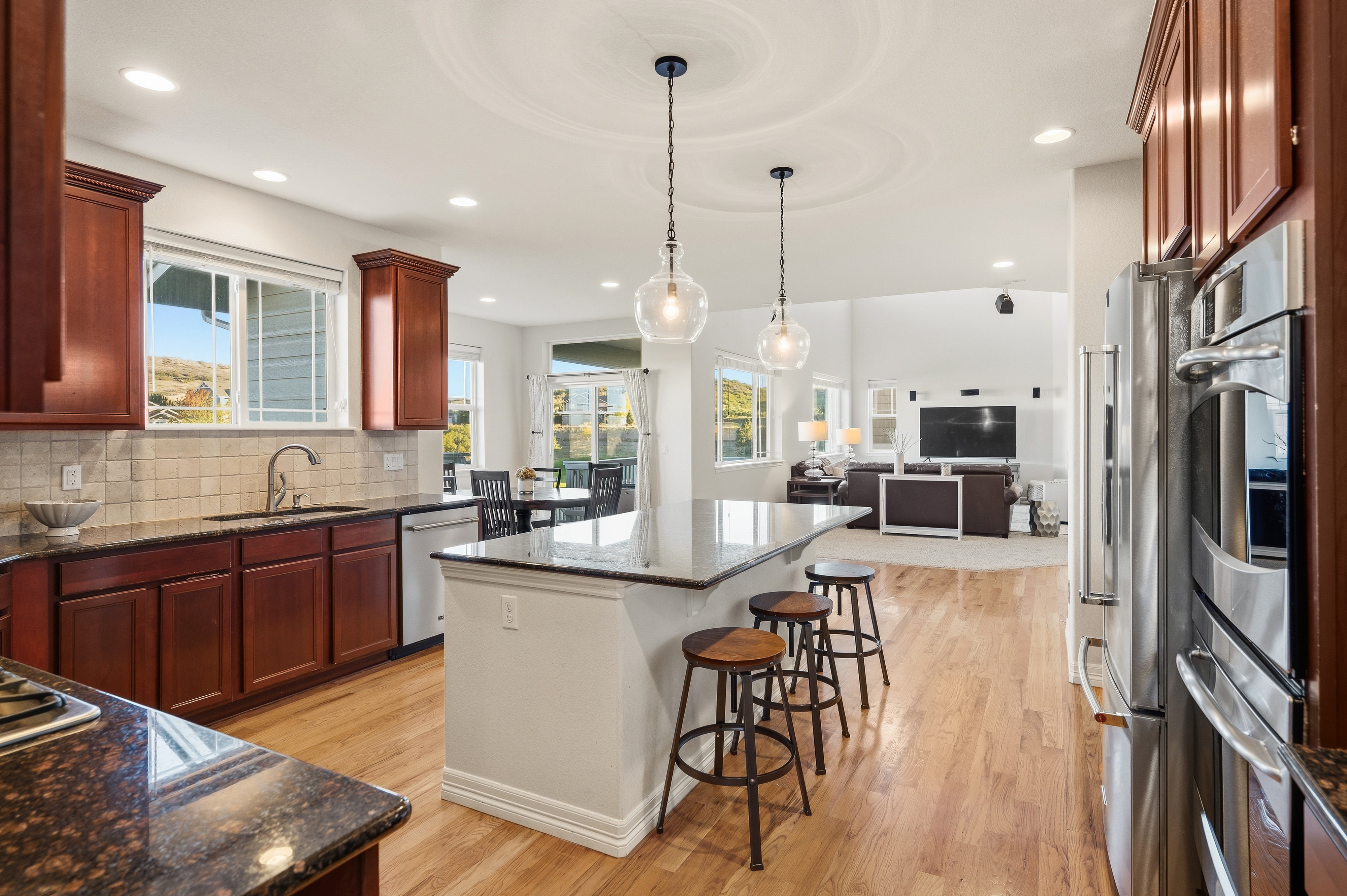  Red Hawk Ridge Fairway Home with Massive Island Kitchen & Walk-Out Golf Entertai - 物件實景