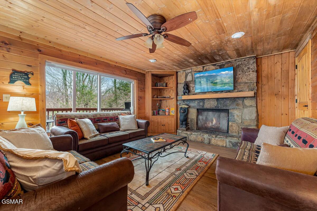 Gatlinburg, Tennessee, 37738, United States, 5 Bedrooms Bedrooms, ,4 BathroomsBathrooms,Residential,For Sale,2023747