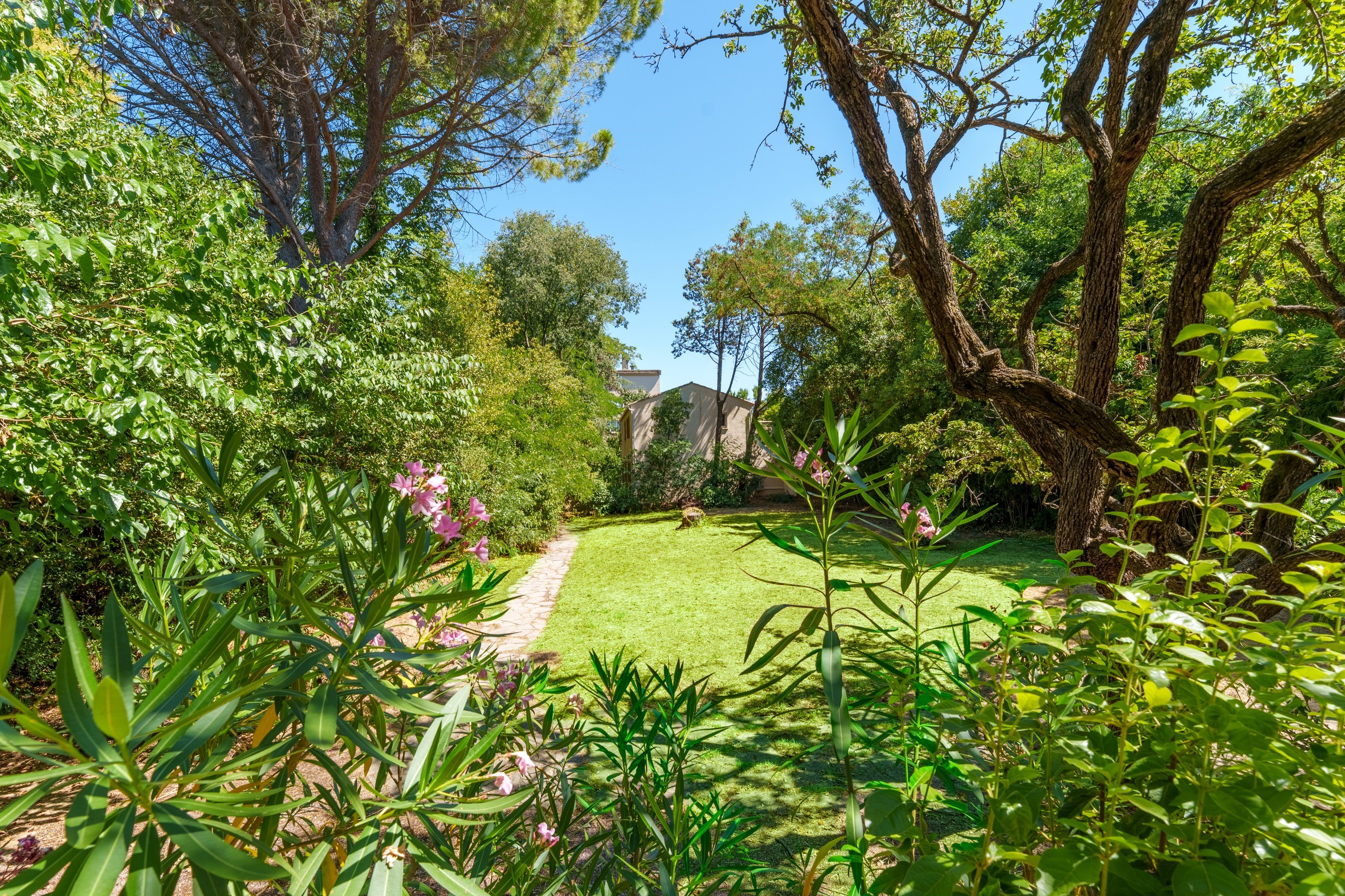 Near Les Arceaux, a 1970s stone gem… - 物件實景
