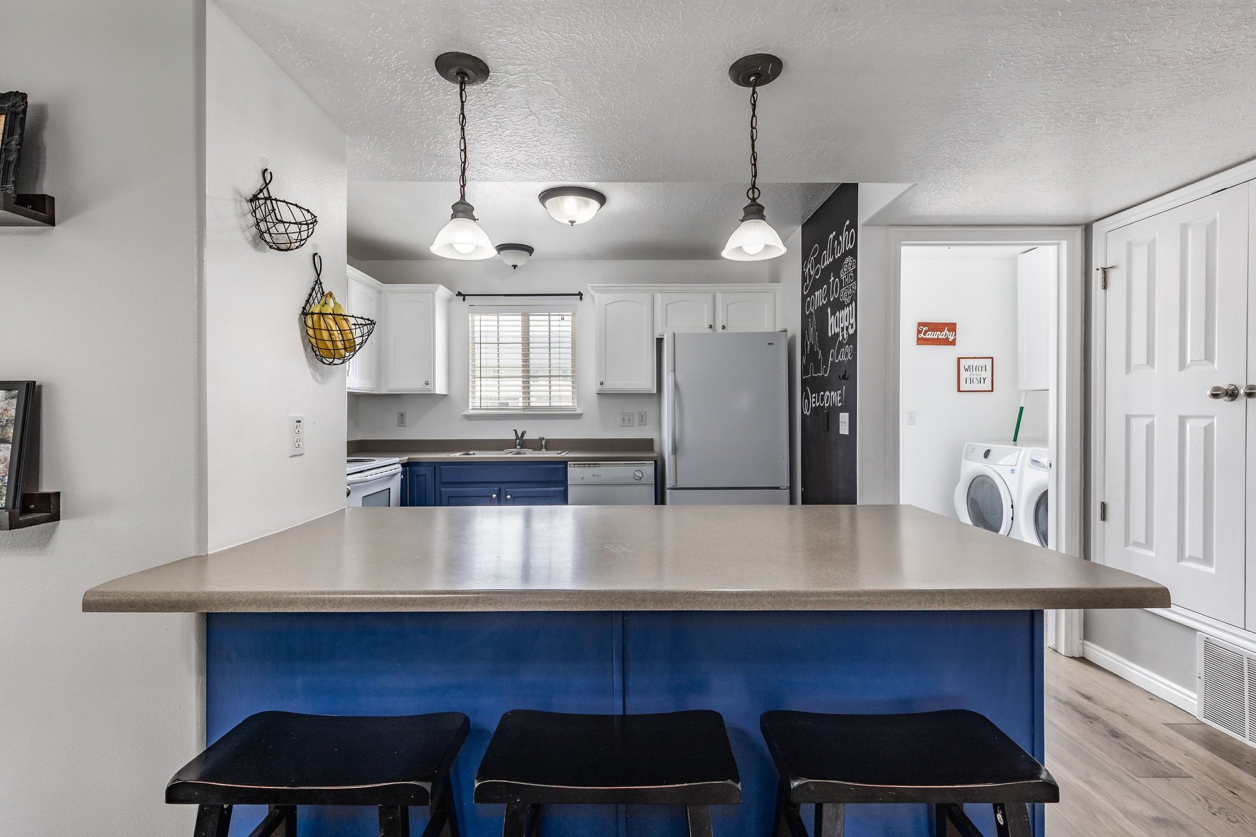  End Row Townhome in Highly Desired Location - 物件實景