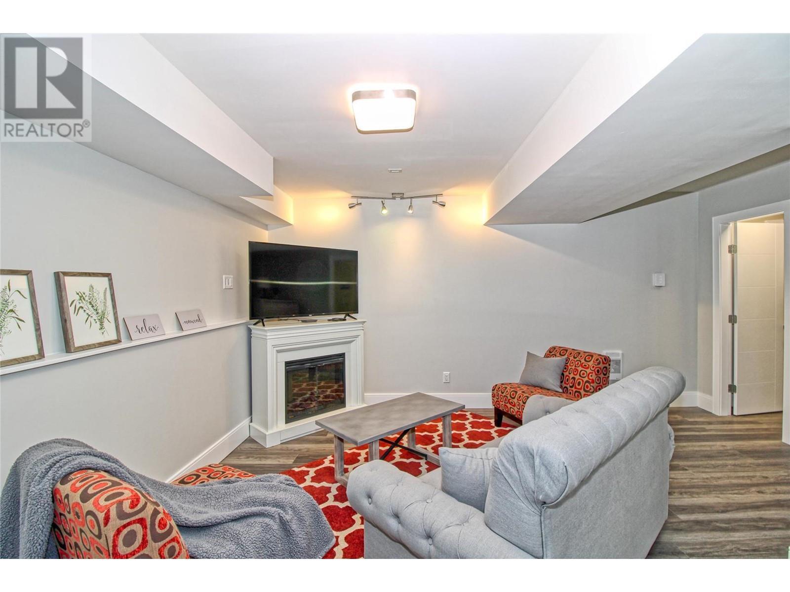 KELOWNA, British Columbia, V1Z 3R8, CA, 3 Bedrooms Bedrooms, ,3 BathroomsBathrooms,Residential,For Sale,1951197
