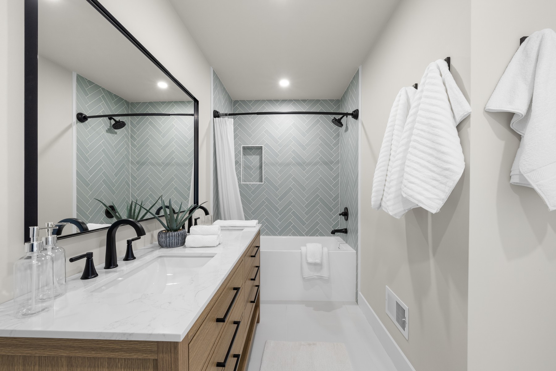  323 E Oak Avenue #202 - 物件實景