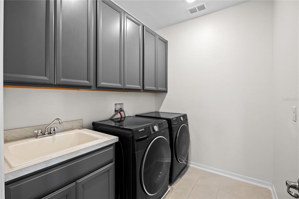 Orlando, Florida, 32836, United States, 5 Bedrooms Bedrooms, ,4 BathroomsBathrooms,Residential,For Sale,1940784